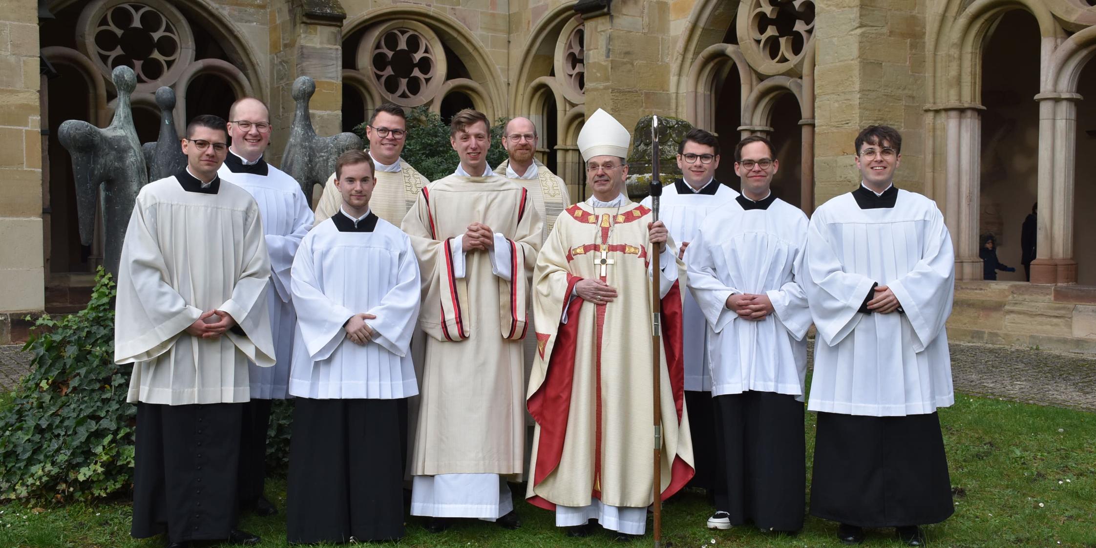 Der neue Diakon Antonio Jagodin (Fünfter von links) mit Weihbischof Brahm (vorne rechts daneben), Regens Tim Sturm (Vierter von links), Spiritual Jan Lehmann und Mitgliedern der Schola des Priesterseminars.