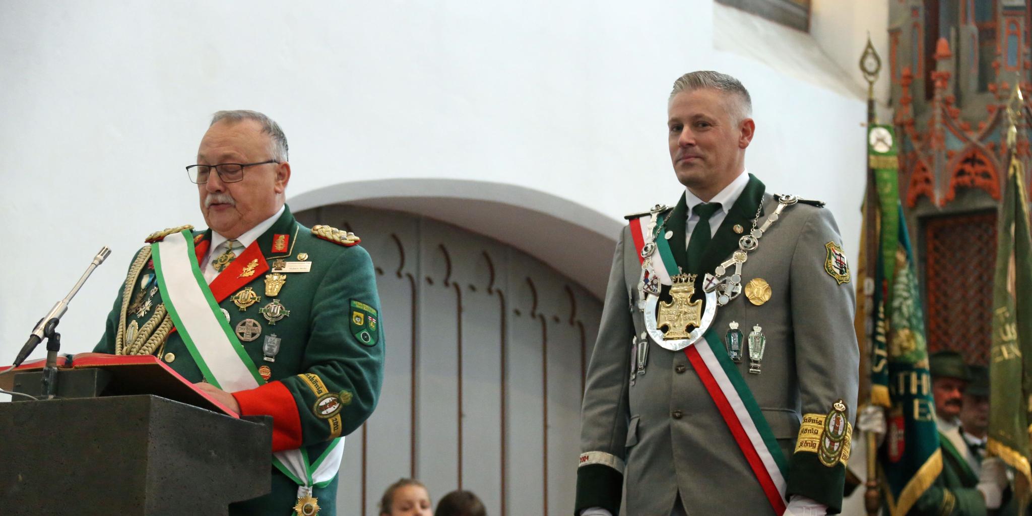 Diözesanbundesmeister Hubert Mohr (links) stellt der Gemeinde im Festgottesdienst den neuen Diözesanschützenkönig Pierre Prüm vor.