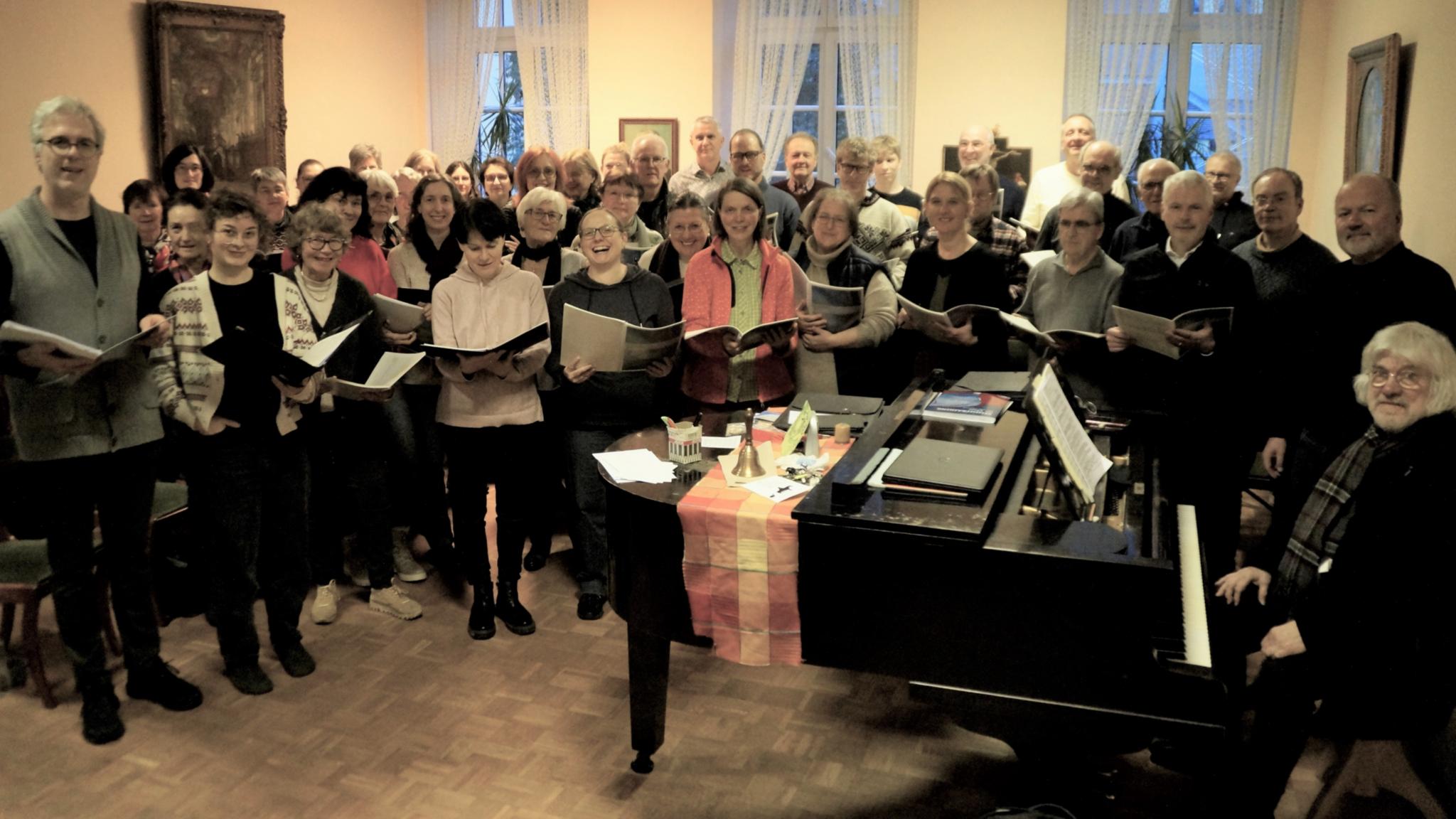 Proben für das Konzert zum Jahreswechsel: das Vokalensemble St. Paulin mit dem musikalischen Leiter Volker Krebs  (links) und Komponist Joachim Reidenbach (rechts), dessen „Te deum“ uraufgeführt wird.