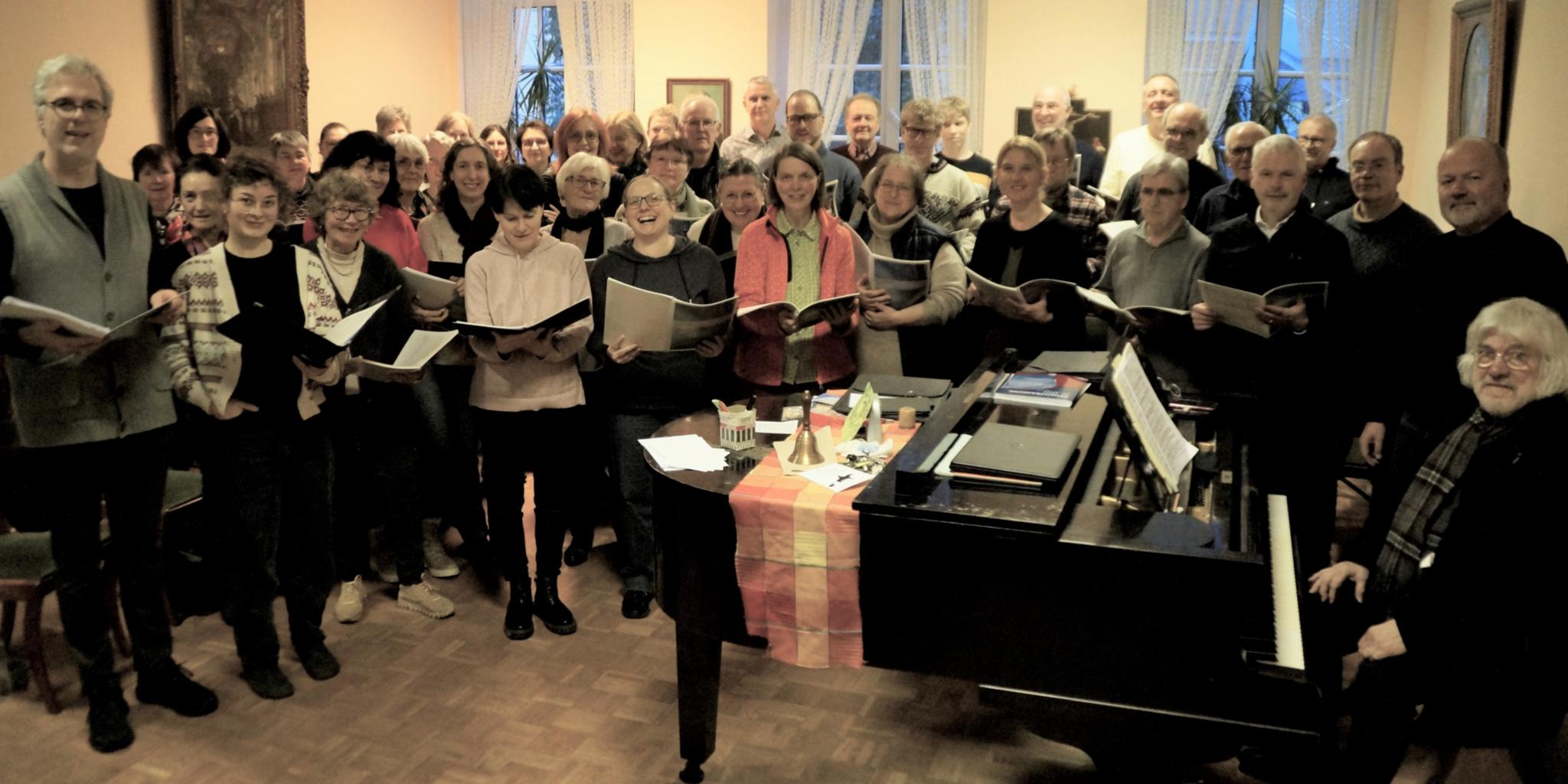 Proben für das Konzert zum Jahreswechsel: das Vokalensemble St. Paulin mit dem musikalischen Leiter Volker Krebs  (links) und Komponist Joachim Reidenbach (rechts), dessen „Te deum“ uraufgeführt wird.