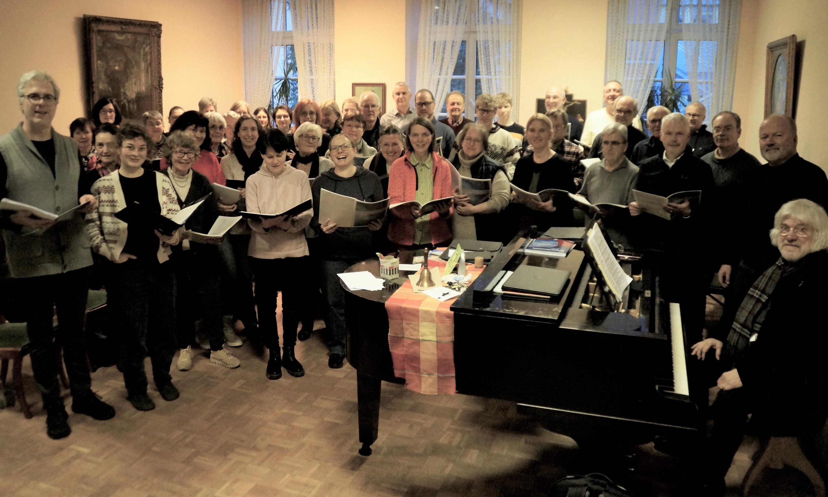 Proben für das Konzert zum Jahreswechsel: das Vokalensemble St. Paulin mit dem musikalischen Leiter Volker Krebs  (links) und Komponist Joachim Reidenbach (rechts), dessen „Te deum“ uraufgeführt wird.