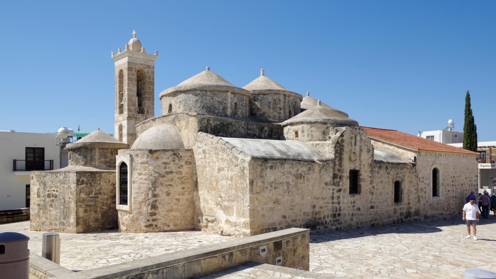 Die Kirche Agia Paraskevi in der für Zypern typischen Form einer Mehrkuppelkirche in Yeroskipou.