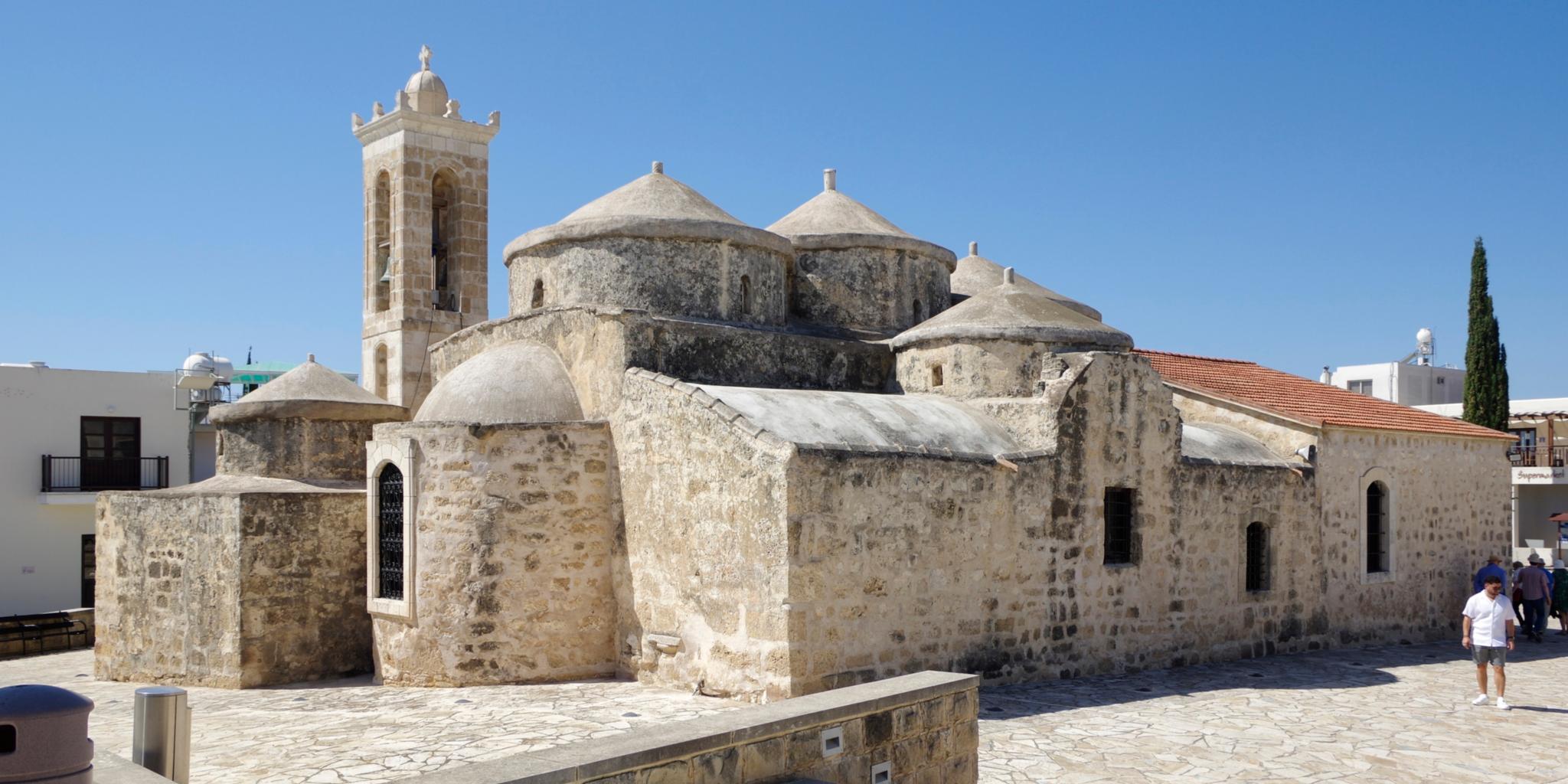 Die Kirche Agia Paraskevi in der für Zypern typischen Form einer Mehrkuppelkirche in Yeroskipou.