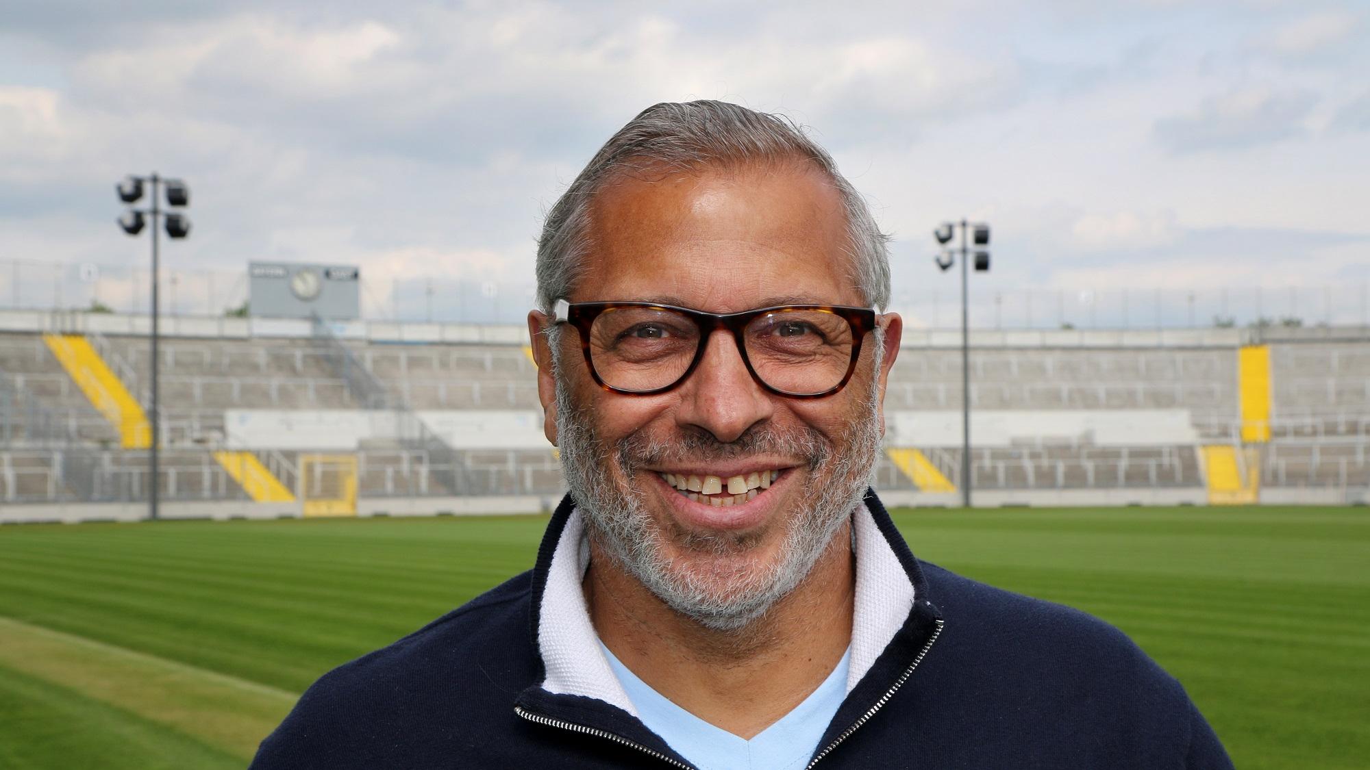 Portraitbild von Jimmy Hartwig im Stadion