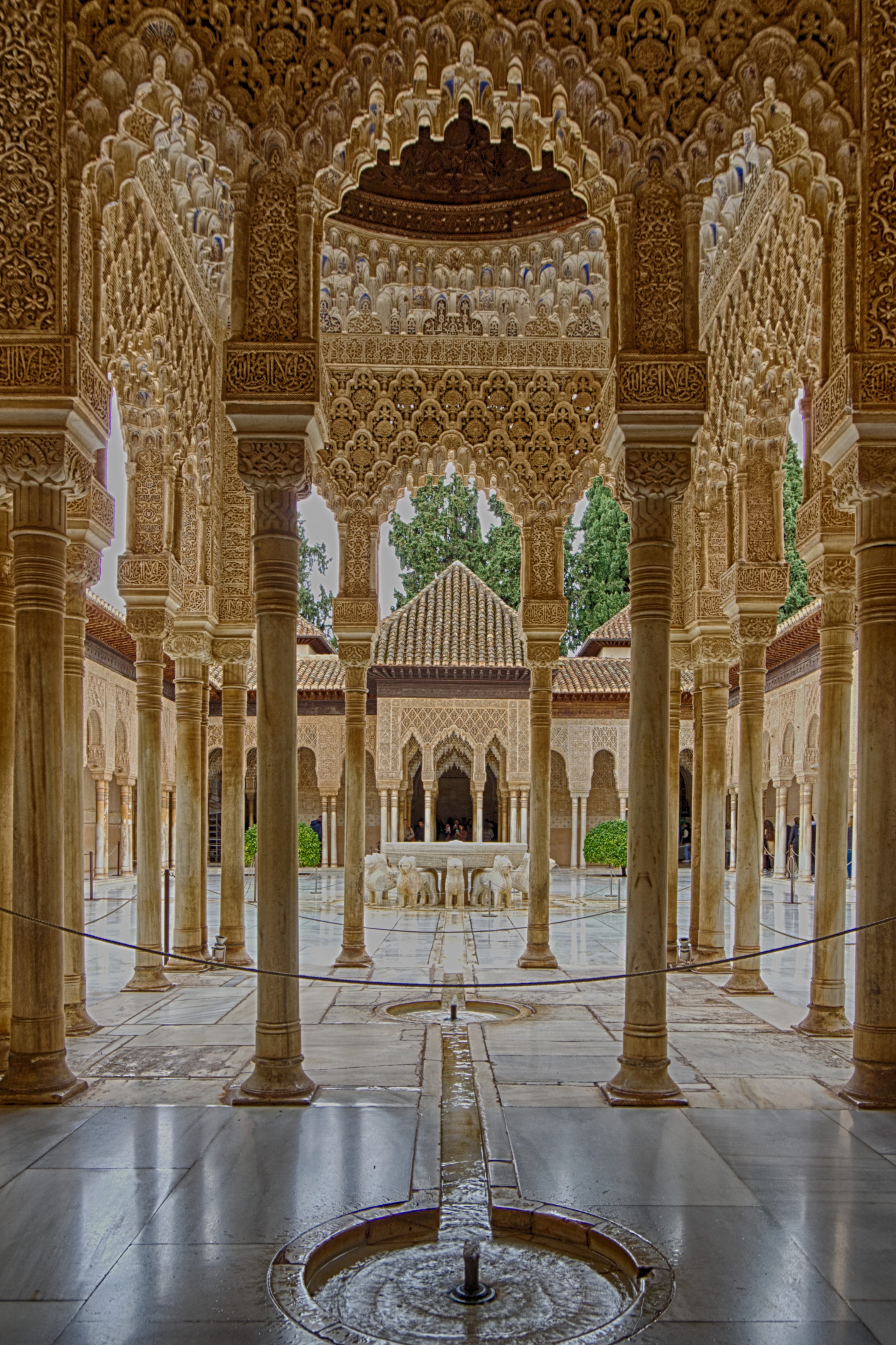 Höchst beeindruckend: der Löwenhof der Alhambra in Granada.