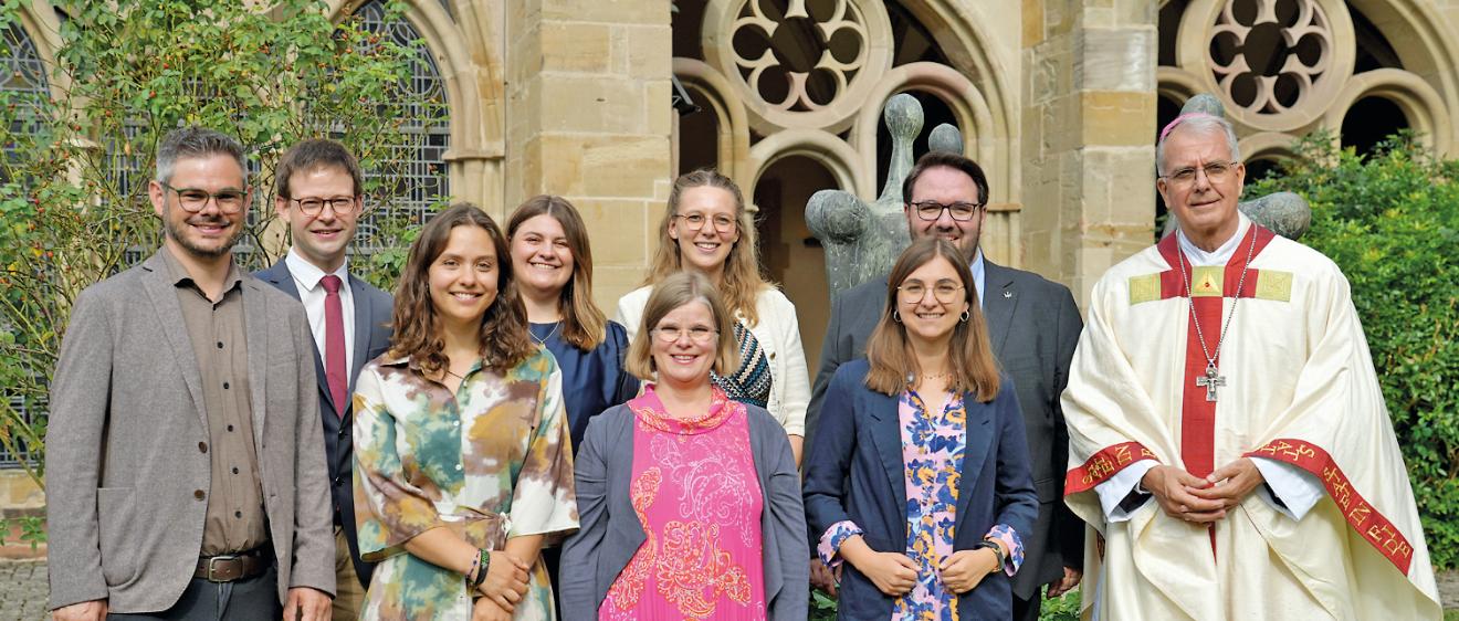 Die neu beauftragten Pastoral- und Gemeindereferentinnen und -referenten mit Weihbischof Jörg Michael Peters (rechts) und Ausbildungsleiter Dr. Florian Kunz (links).