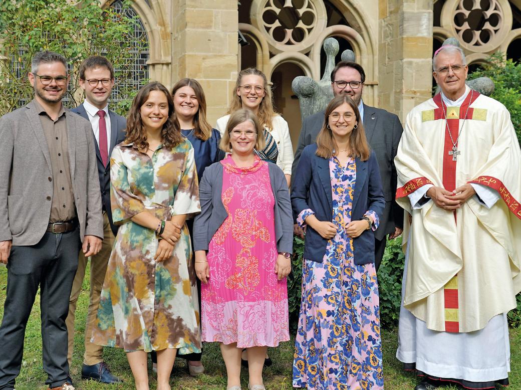 Die neu beauftragten Pastoral- und Gemeindereferentinnen und -referenten mit Weihbischof Jörg Michael Peters (rechts) und Ausbildungsleiter Dr. Florian Kunz (links).