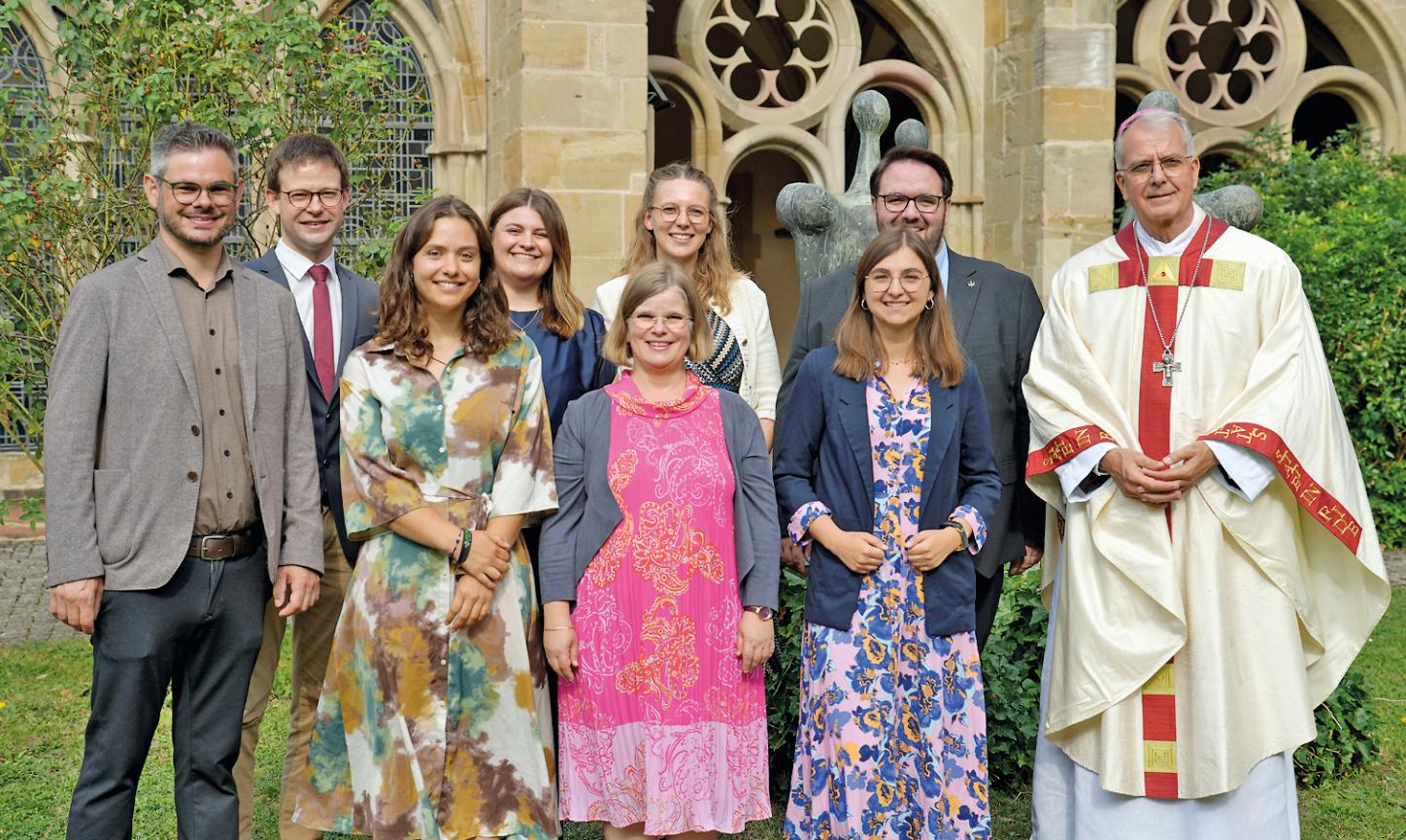 Die neu beauftragten Pastoral- und Gemeindereferentinnen und -referenten mit Weihbischof Jörg Michael Peters (rechts) und Ausbildungsleiter Dr. Florian Kunz (links).