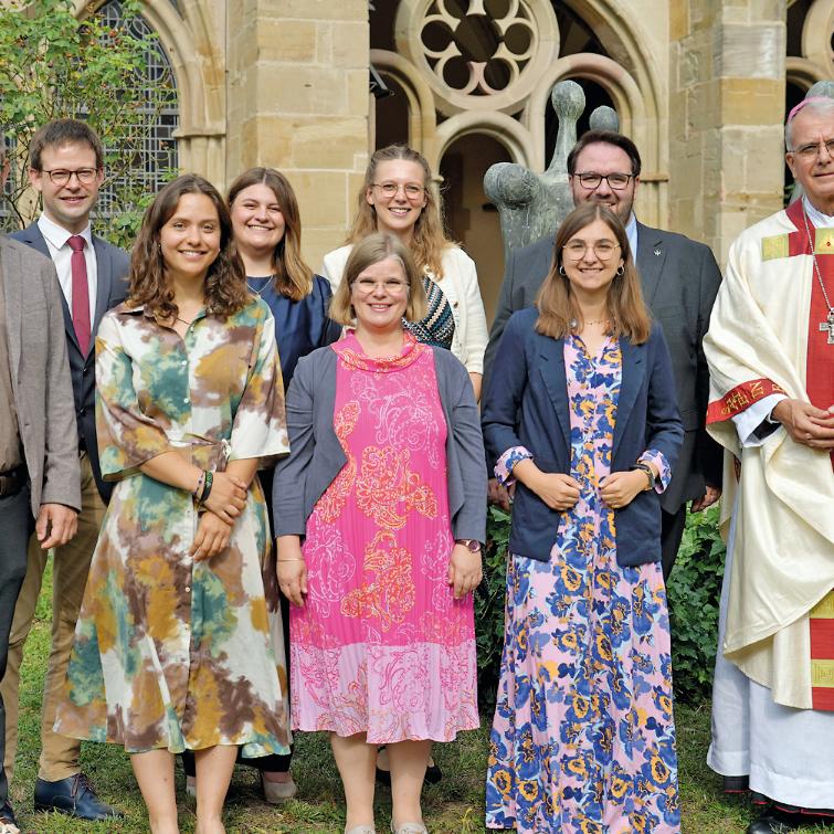 Die neu beauftragten Pastoral- und Gemeindereferentinnen und -referenten mit Weihbischof Jörg Michael Peters (rechts) und Ausbildungsleiter Dr. Florian Kunz (links).