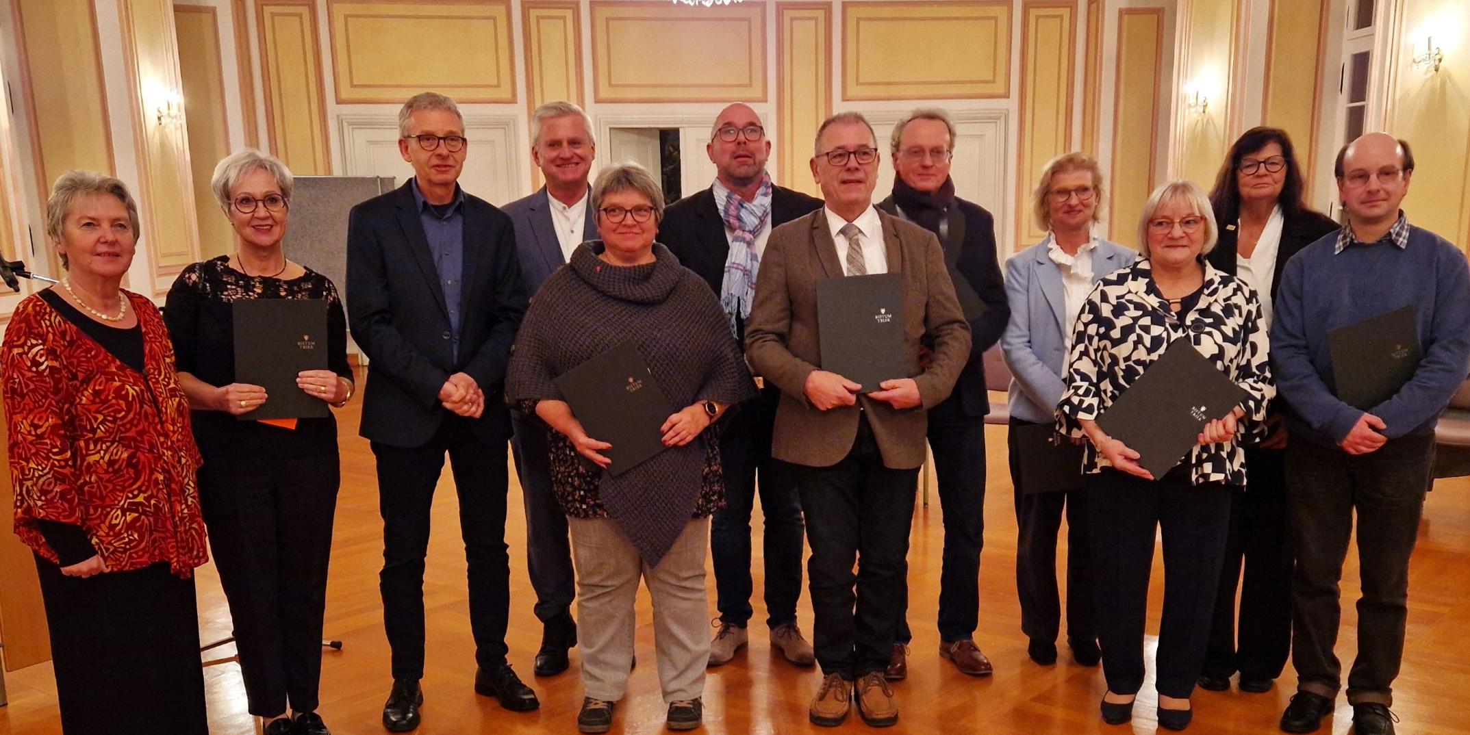 Elf Frauen und Männer (Foto mit der Kursleitung) haben sich für den Begräbnisdienst qualifiziert.