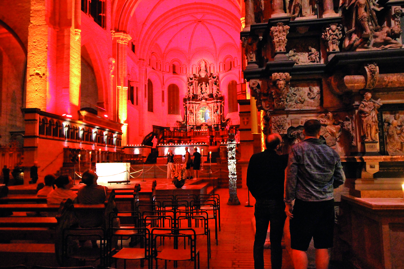 In der Farbe der Liebe erstrahlt der Dom am letzten Abend der Reihe „SommerNachtRaum“ und fasziniert die Besucher.