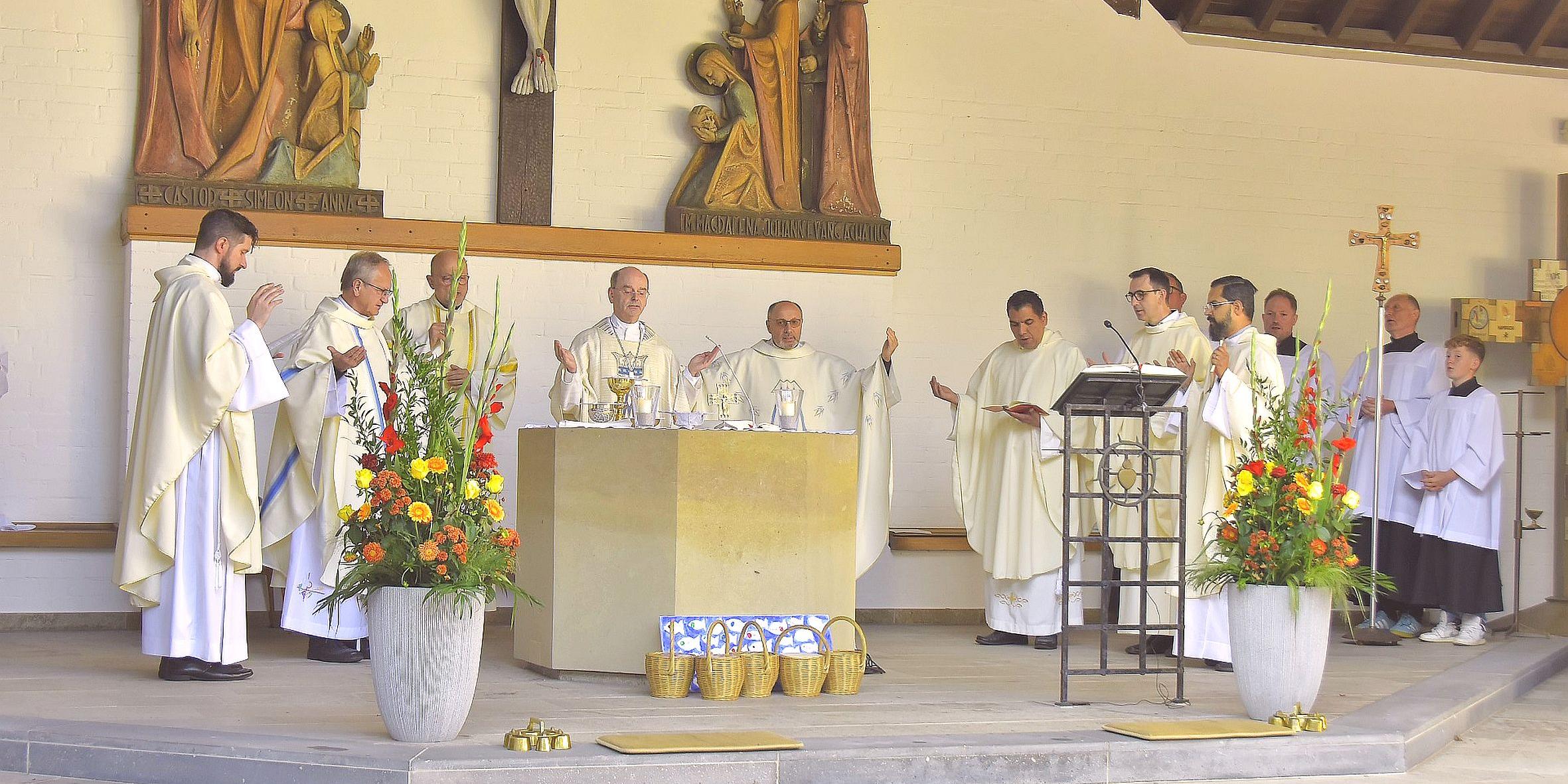 Den Gottesdienst zum Abschluss der Festwoche in Maria Martental zelebrierte Weihbischof Robert Brahm gemeinsam mit sechs Herz-Jesu-Priestern.