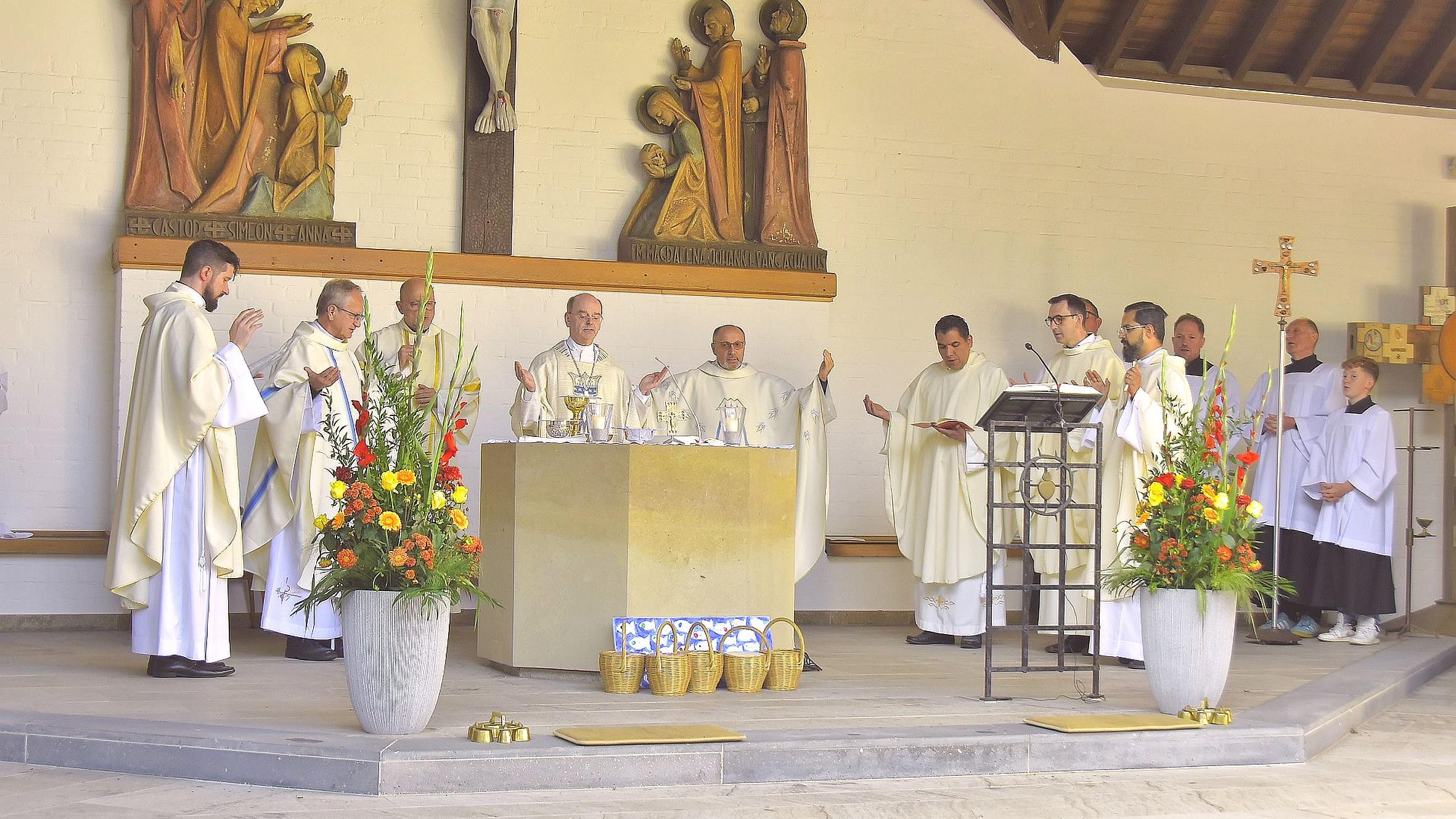 Den Gottesdienst zum Abschluss der Festwoche in Maria Martental zelebrierte Weihbischof Robert Brahm gemeinsam mit sechs Herz-Jesu-Priestern.