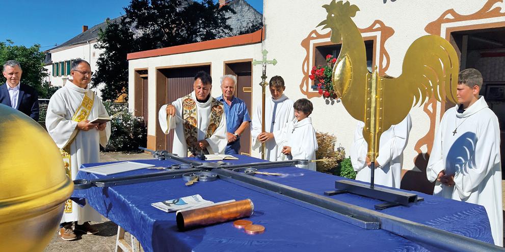 Hahn, Kreuz und Weltkugel wurden in einer Feierstunde gesegnet.