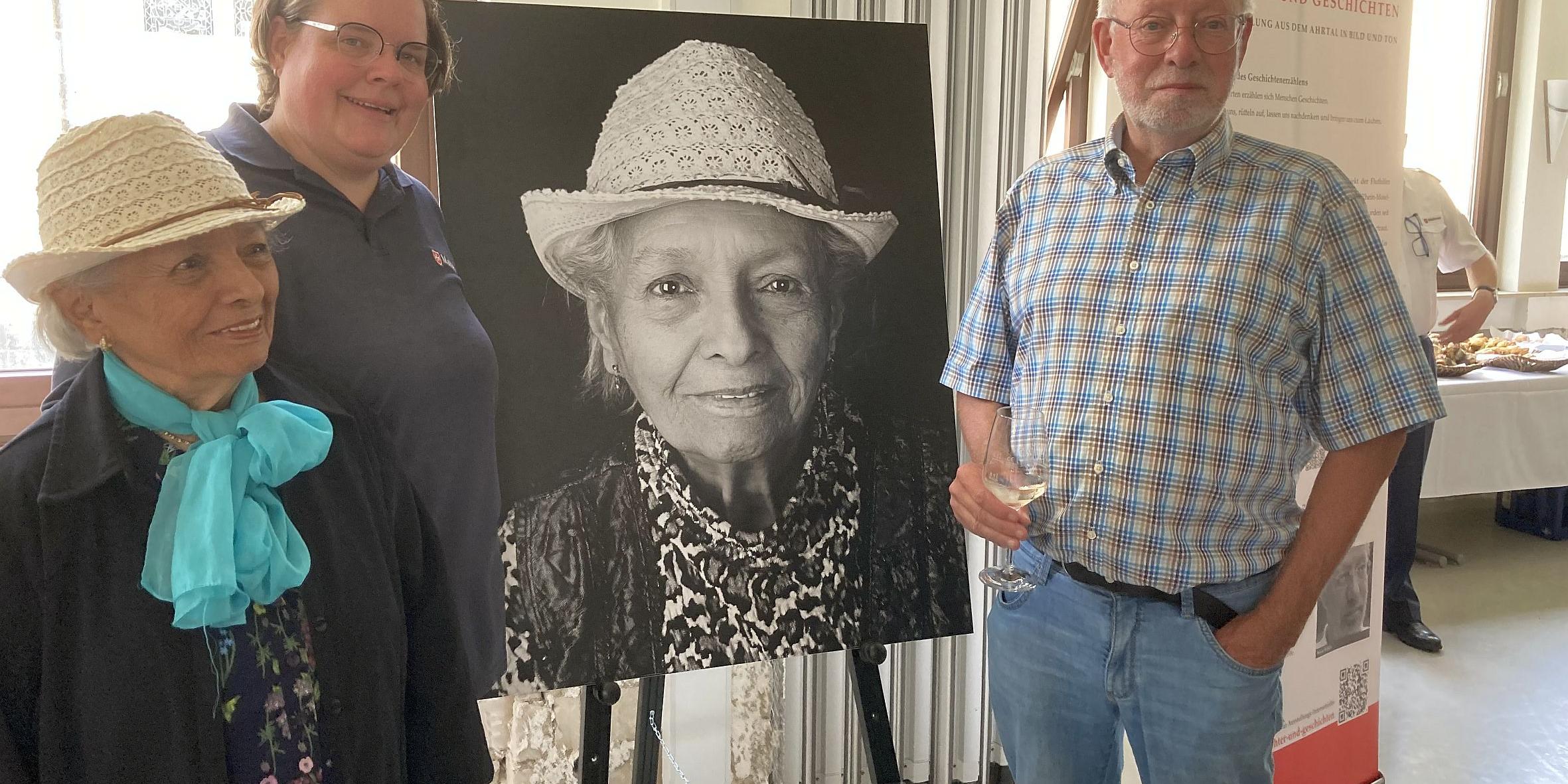 Fotograf Werner Richner (rechts) freut sich über das Interesse der Besucher – genau wie die im Bild portraitierte Irma Günzel (links) und Anke Sattler vom Projektteam der Malteser in Bad Neuenahr.