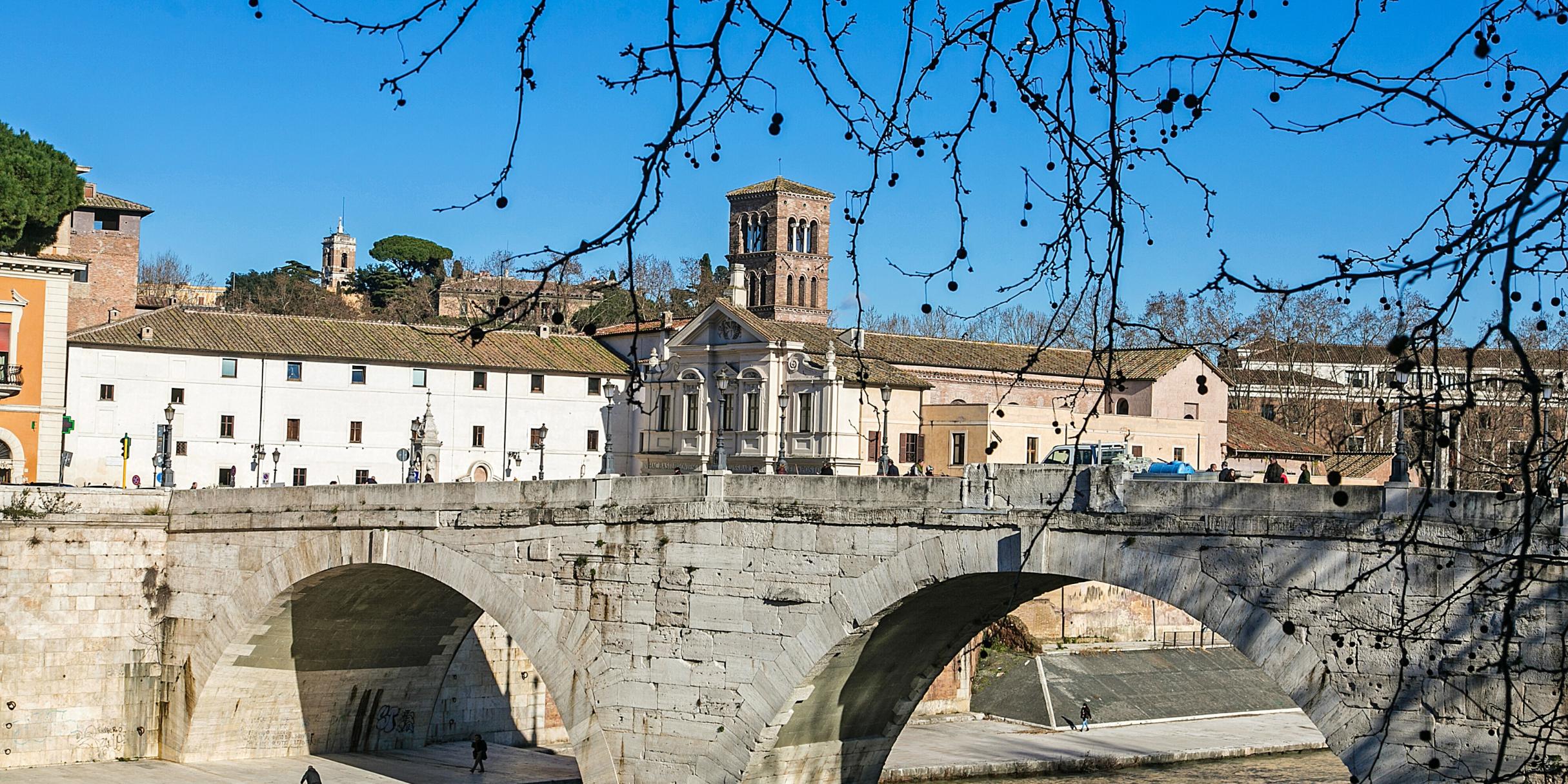 Die Brücke vor der Basilika San Bartolomeo all’Isola auf der Tiberinsel in Rom ist ein beliebtes Fotomotiv.