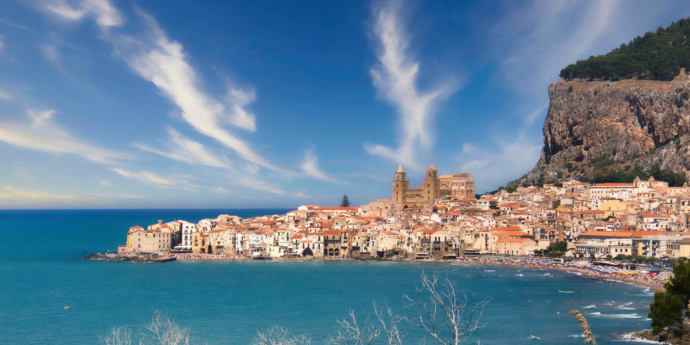 Das Fischerdorf Cefalu mit der malerischen Altstadt und der Kathedrale liegt auf einem schmalen Landstreifen zwischen Meer und Felsen