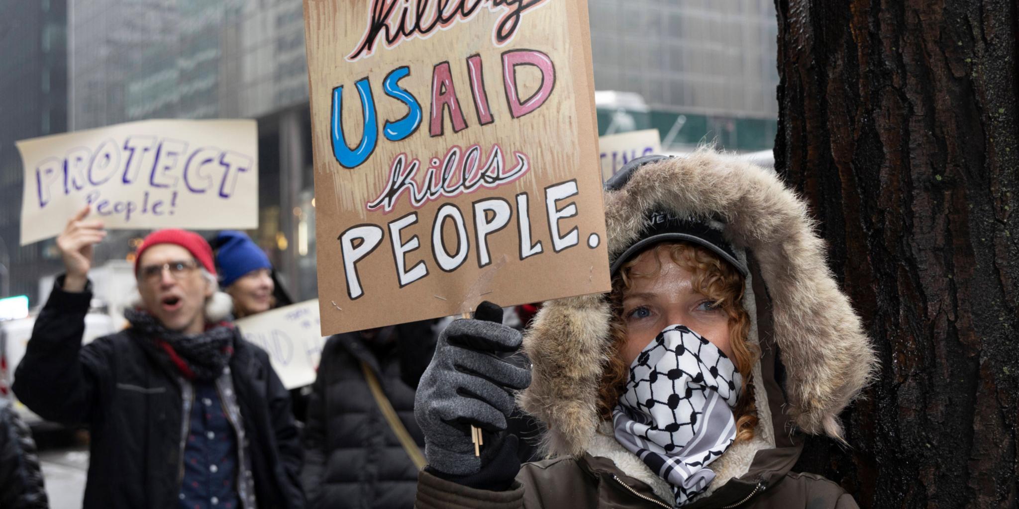 „USAID umzubringen, bringt Menschen um“, ist auf einem Plakat bei einer Demonstration gegen die Kürzungen zu lesen.