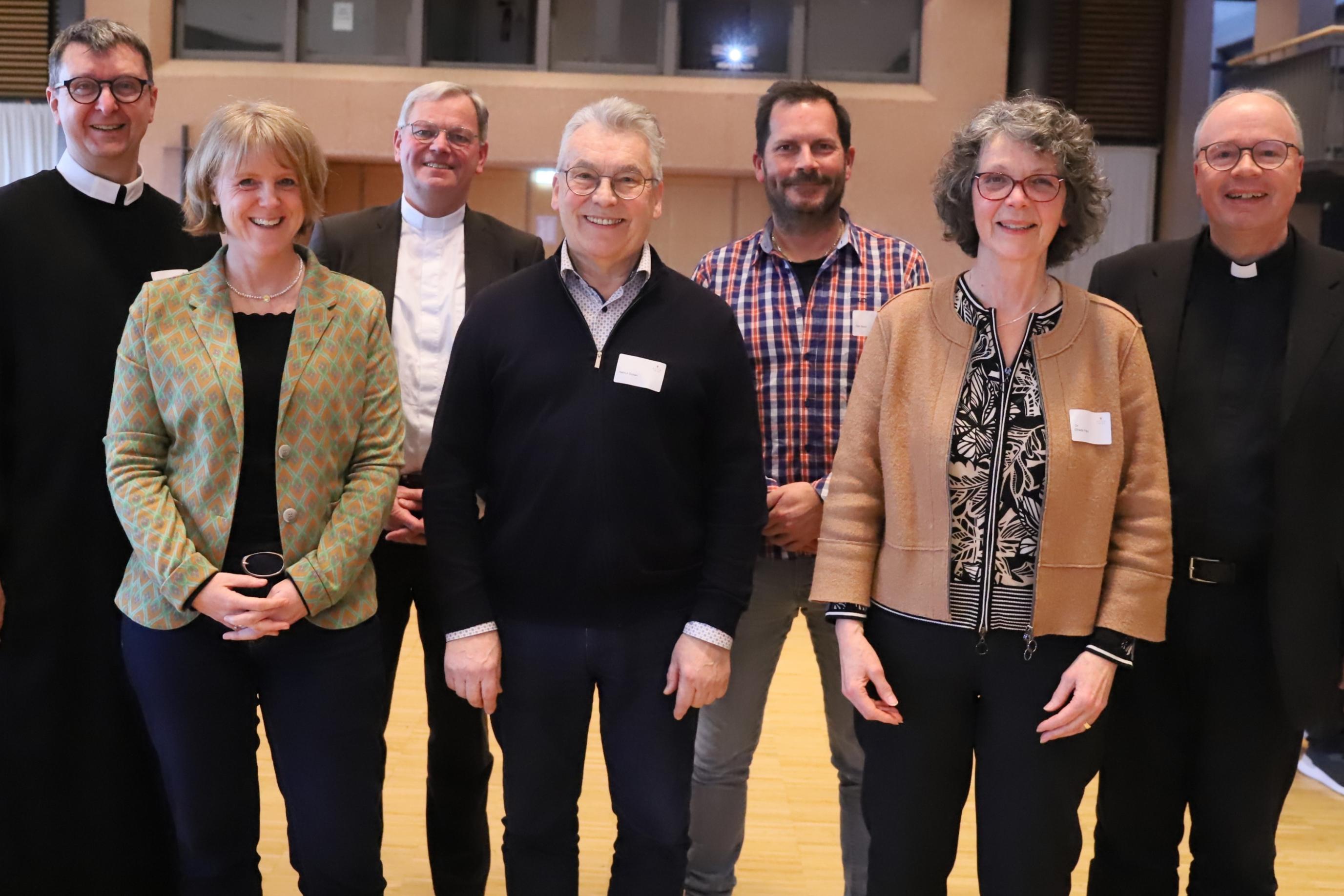 Bruder Peter Berg, Edith Ries, Generalvikar Dr. Ulrich Graf von Plettenberg, Helmut Sicken, Dirk Bach und Dr. Elfriede Franz sind der neue Vorstand des Gremiums, dessen Vorsitzender Bischof Dr. Stephan Ackermann (von links) ist.