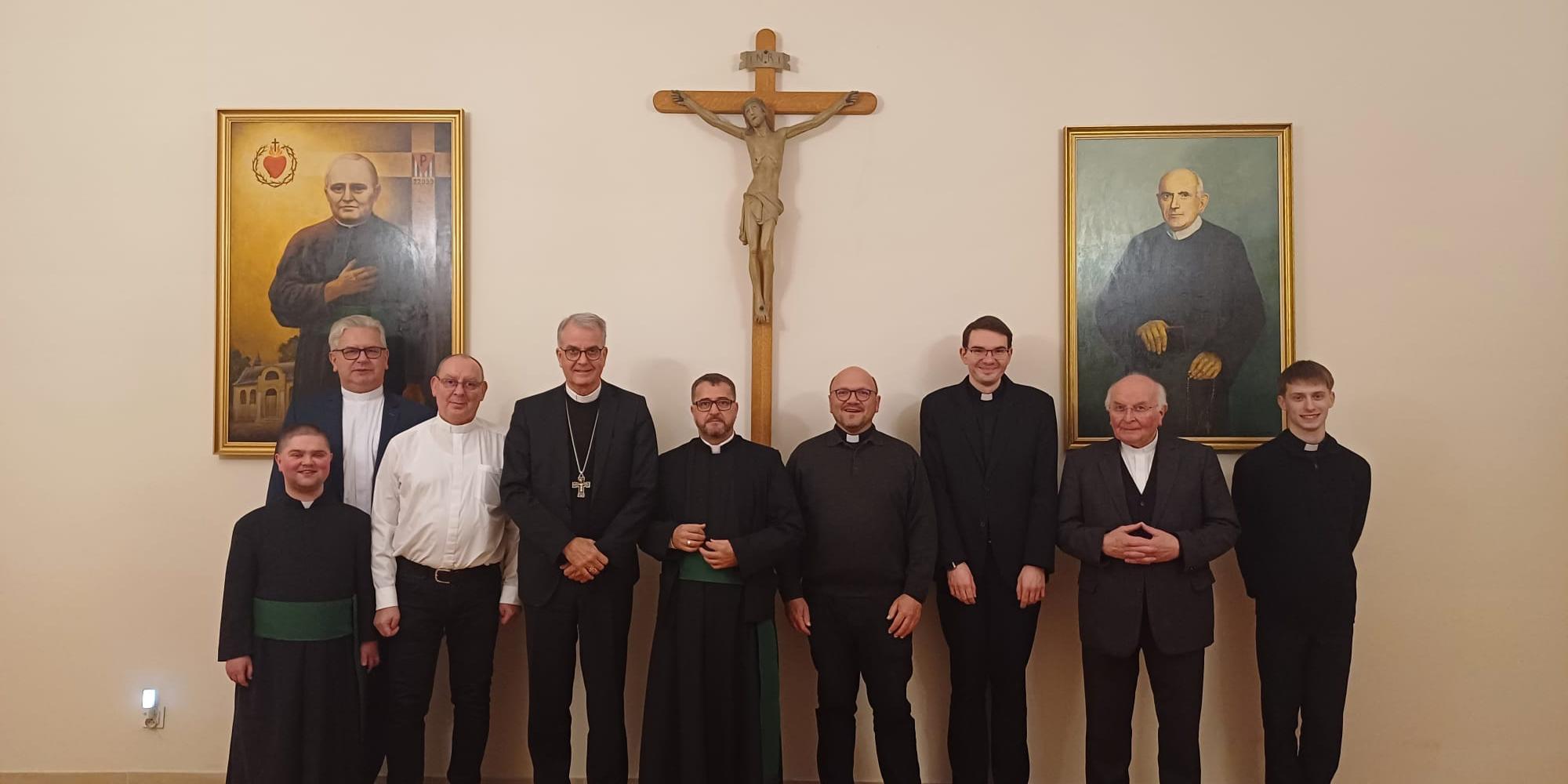 Beim Festakt in Polen: Br. Kamil, Generalrat Br. Thomas Jasiczek, Generaloberer Br. Andreas Paliwoda, Weihbischof Peters, Generalrat Br. Jacek, Domkapitular Nicolay, Novize Bartos, Domkapitular Ehlen und Novize Patrik (von links).