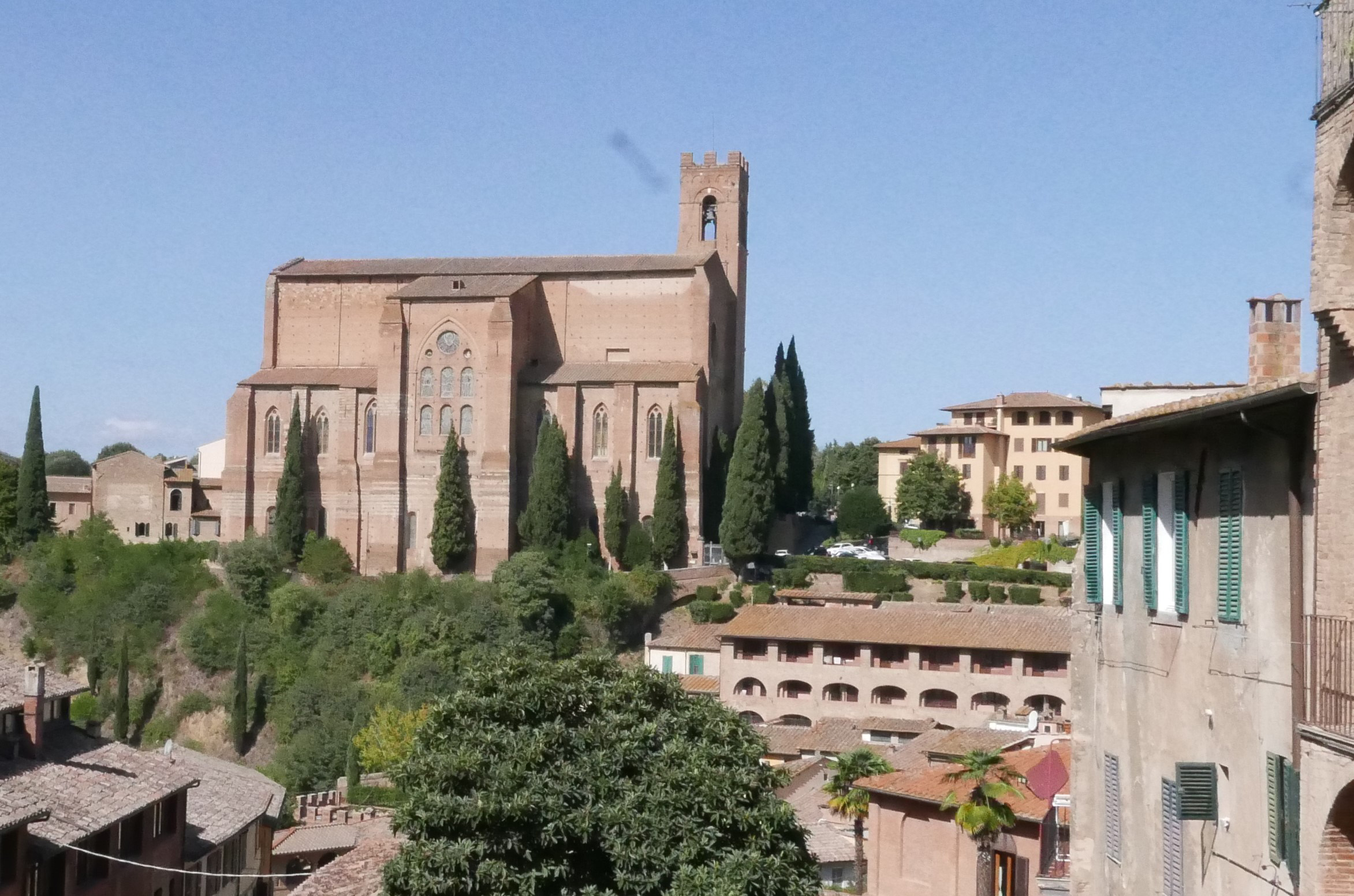 In der Dominikanerkirche in Siena, in der Katharina in den Laienorden der Mantellatinnen aufgenommen wurde, wird das Haupt der Heiligen verehrt. Ihr Körper blieb am ursprünglichen Begräbnisort in Santa Maria sopra Minerva in Rom.