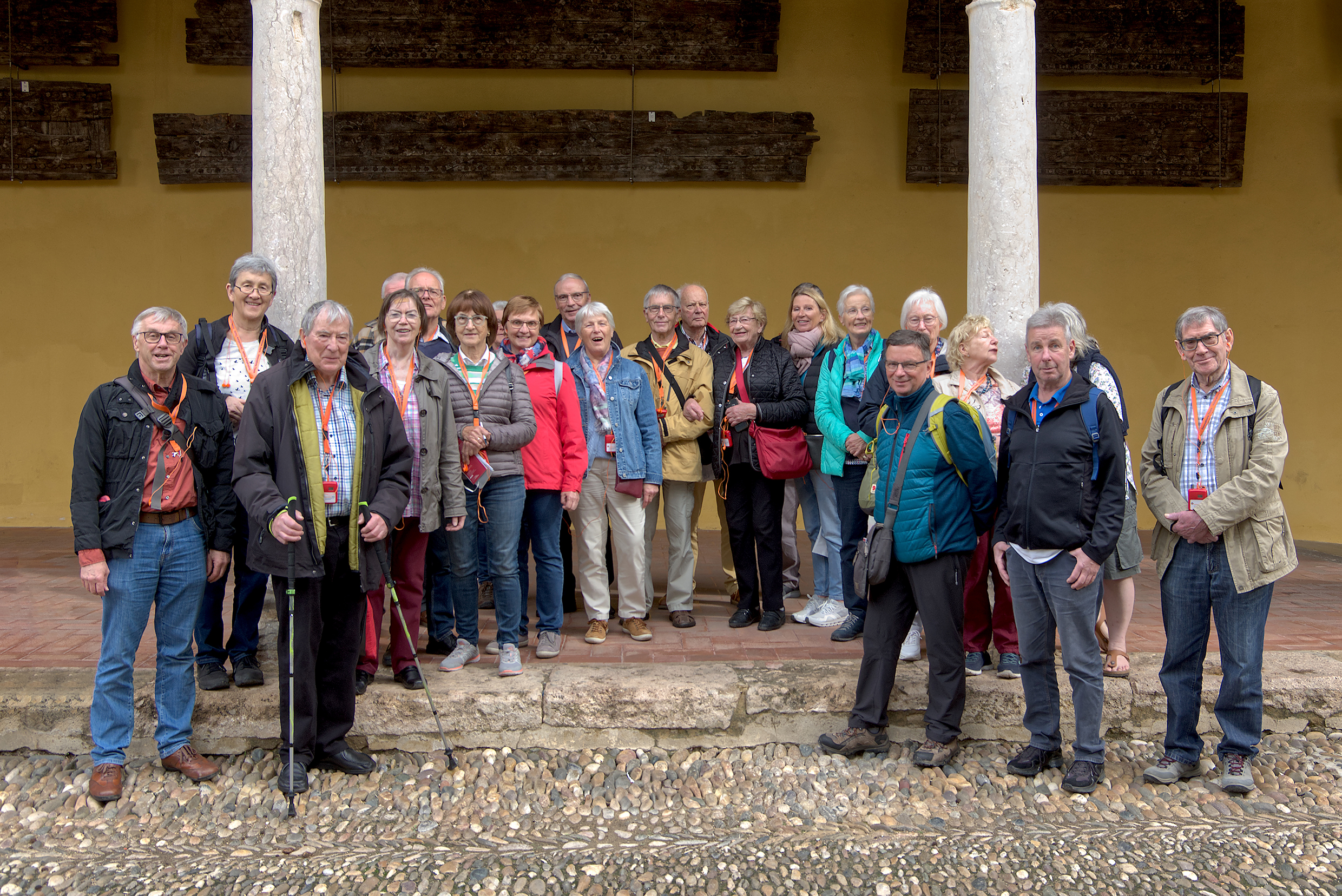 Gruppenfoto der „Paulinus“-Reisegruppe im Hof der Orangenbäume der Mezquita-Moschee in Cordoba.