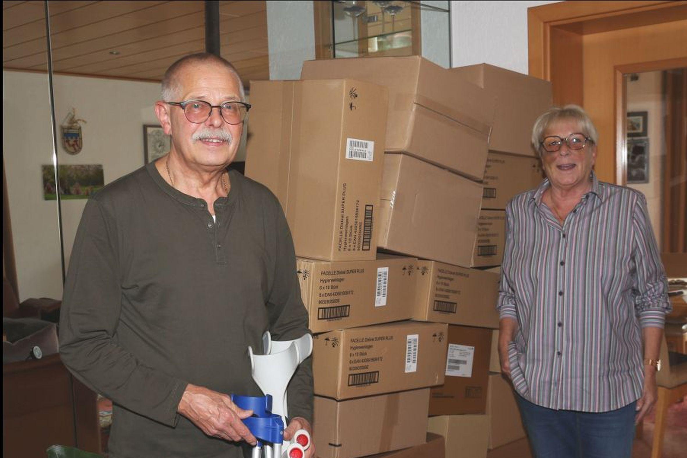 Im Flur von Erika und Peter Wölwer stapeln sich bereits Kartons sowie einige Gehhilfen, die sie bei ihrem letzten Transport dabeihaben werden.