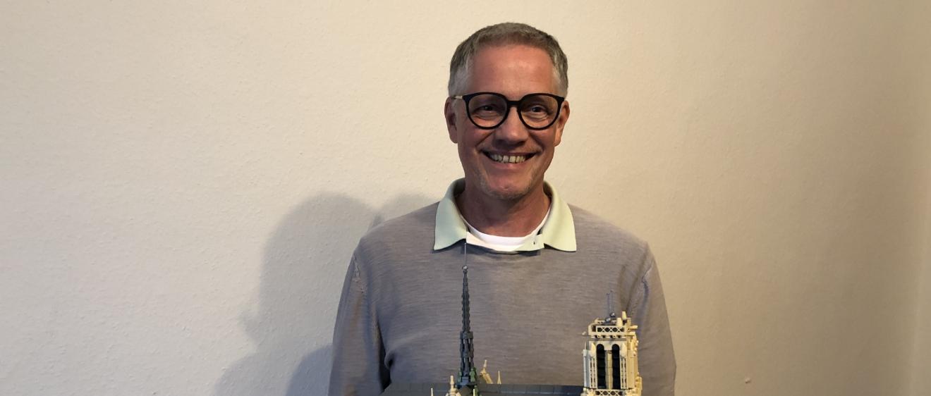 Joachim Monnerjahn mit dem Modellbausatz aus 4383 Lego-Steinen, der die  Pariser Kathedrale im Maßstab von 1:340 zeigt