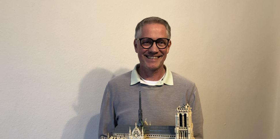 Joachim Monnerjahn mit dem Modellbausatz aus 4383 Lego-Steinen, der die  Pariser Kathedrale im Maßstab von 1:340 zeigt