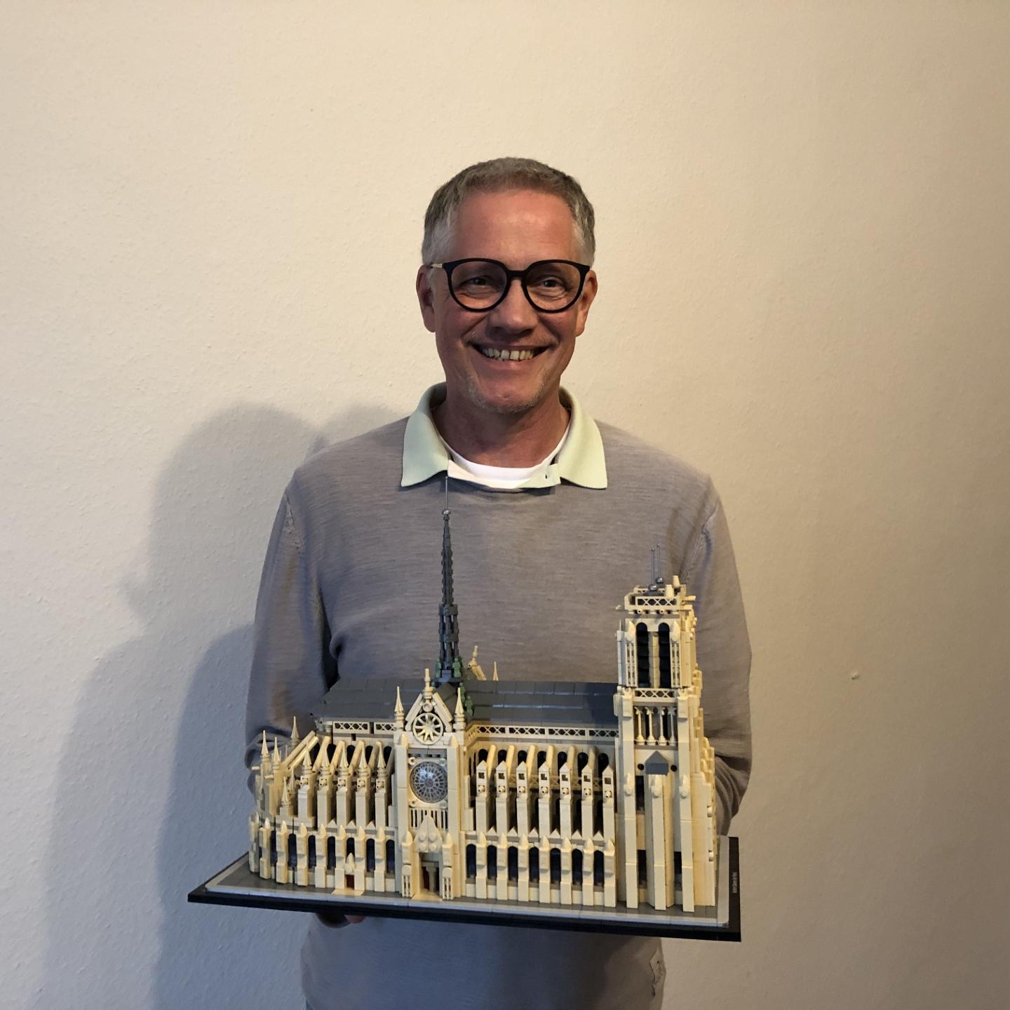 Joachim Monnerjahn mit dem Modellbausatz aus 4383 Lego-Steinen, der die  Pariser Kathedrale im Maßstab von 1:340 zeigt