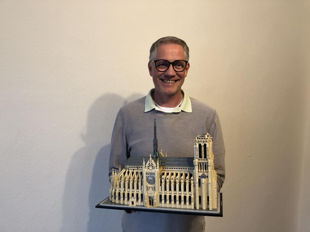 Joachim Monnerjahn mit dem Modellbausatz aus 4383 Lego-Steinen, der die  Pariser Kathedrale im Maßstab von 1:340 zeigt