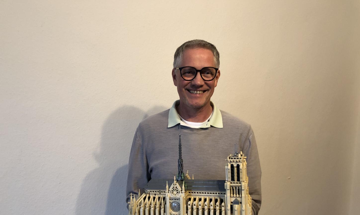 Joachim Monnerjahn mit dem Modellbausatz aus 4383 Lego-Steinen, der die  Pariser Kathedrale im Maßstab von 1:340 zeigt