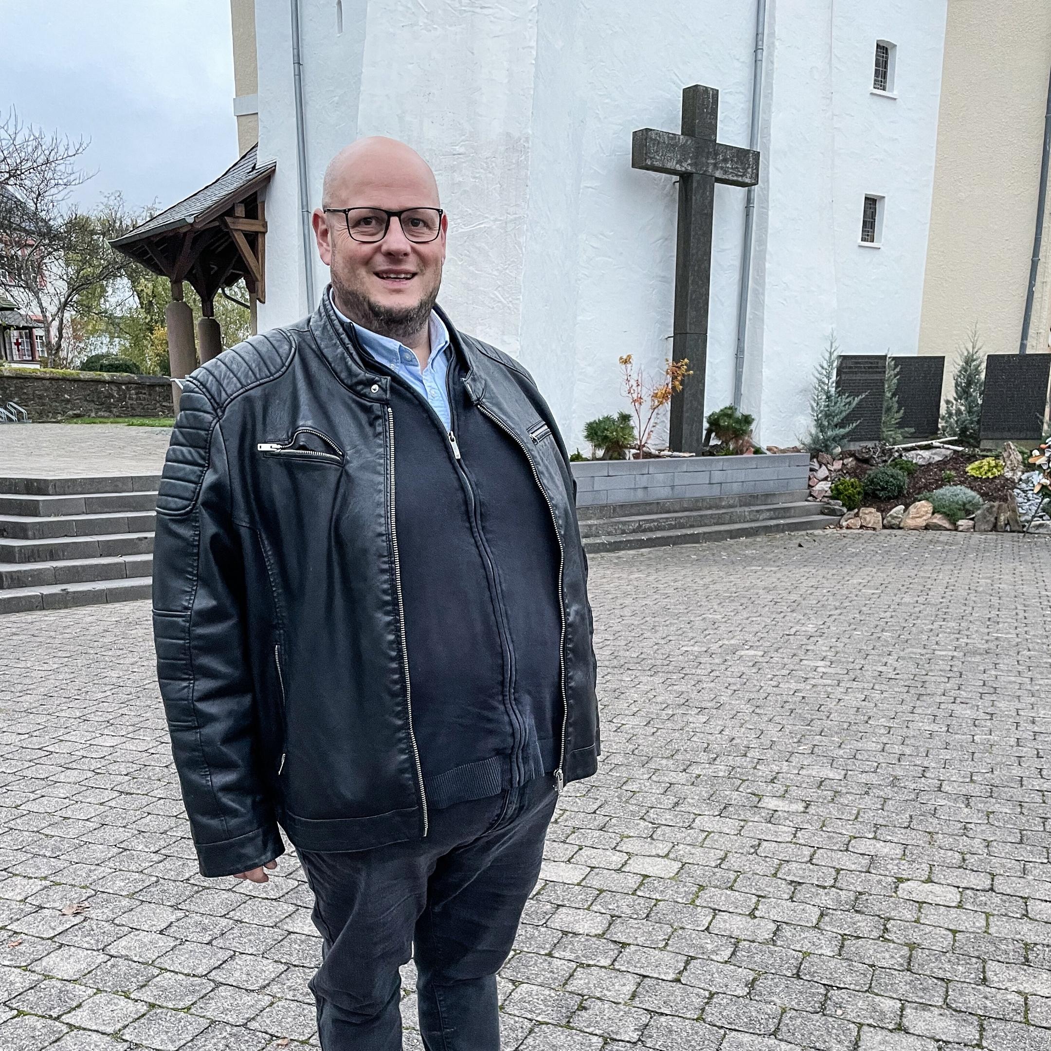 Pfarrer Quirin plant früh Heiligabend  und die Weihnachtszeit.