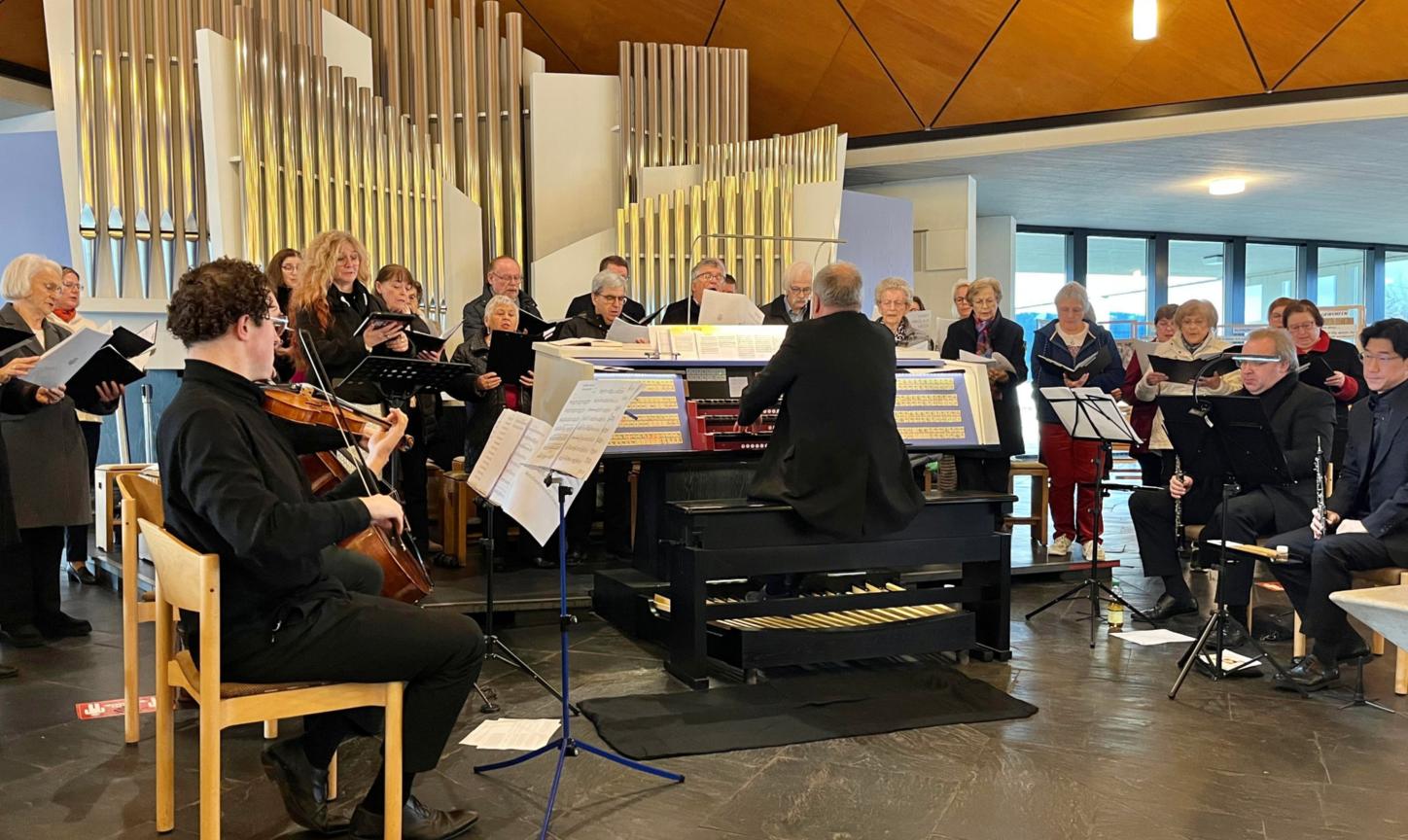 Uraufführung der „Sankt Nikolaus-Messe“ in der Pfarrkirche Konz: Seinen Kirchenchor St. Nikolaus hat Regionalkantor  Karl-Ludwig Kreutz bei der Komposition des Werks aktiv mit einbezogen.