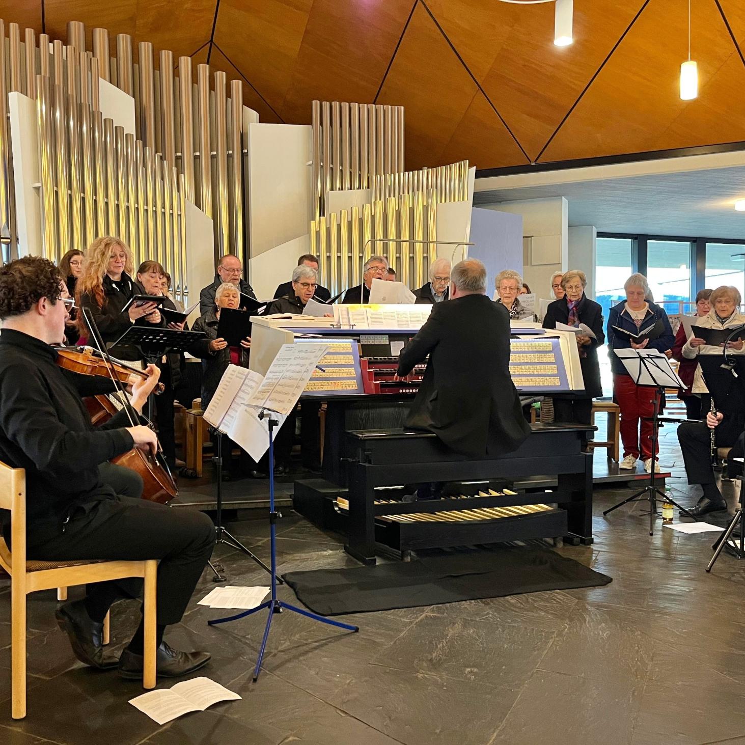 Uraufführung der „Sankt Nikolaus-Messe“ in der Pfarrkirche Konz: Seinen Kirchenchor St. Nikolaus hat Regionalkantor  Karl-Ludwig Kreutz bei der Komposition des Werks aktiv mit einbezogen.