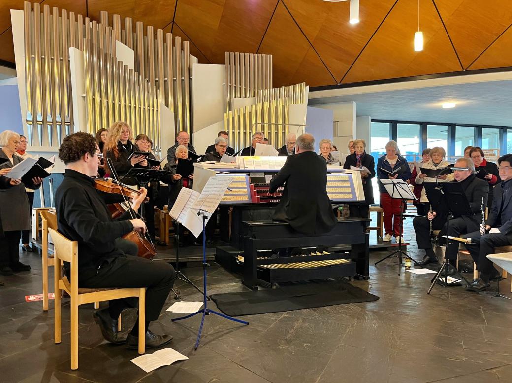 Uraufführung der „Sankt Nikolaus-Messe“ in der Pfarrkirche Konz: Seinen Kirchenchor St. Nikolaus hat Regionalkantor  Karl-Ludwig Kreutz bei der Komposition des Werks aktiv mit einbezogen.