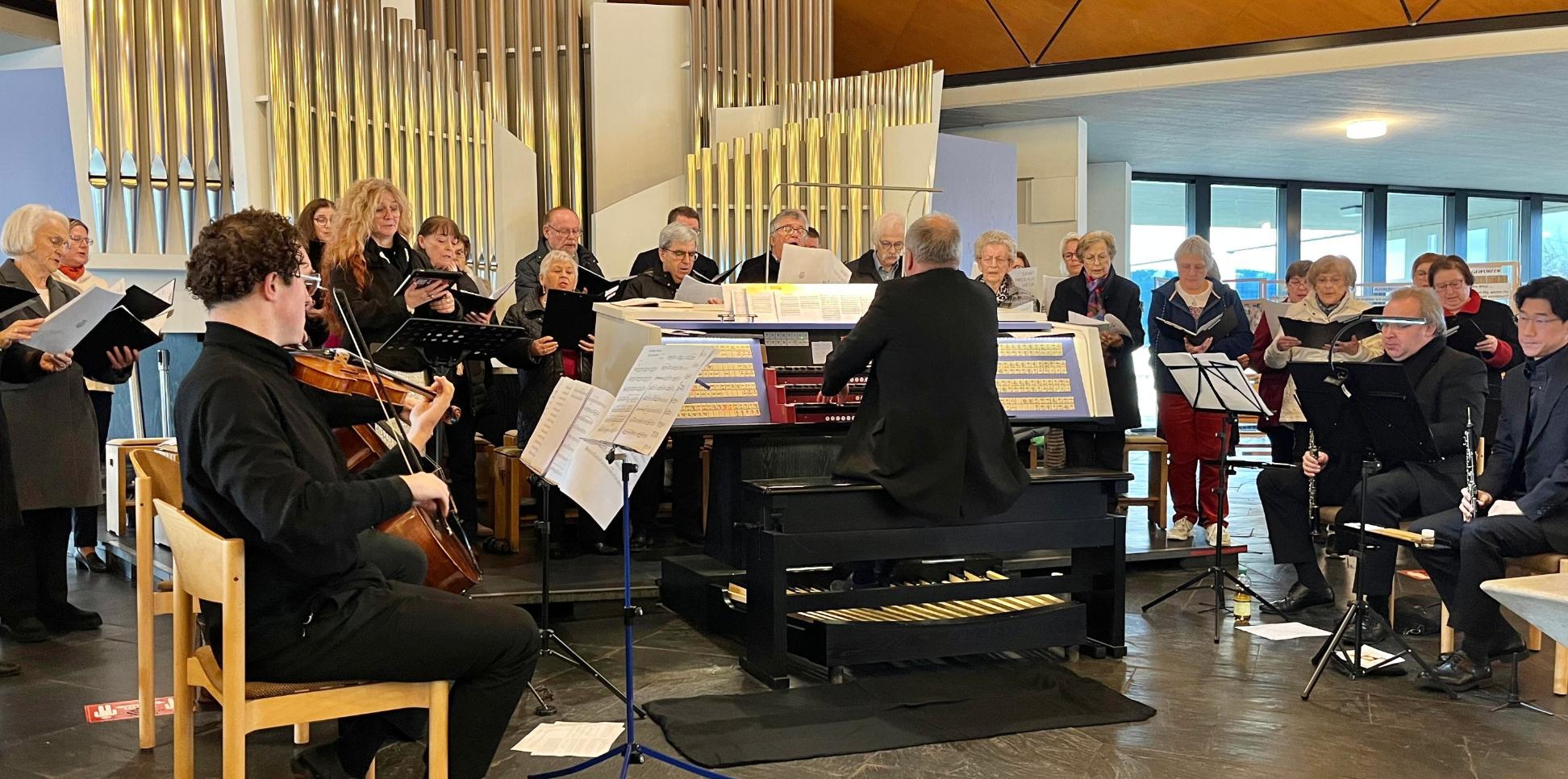 Uraufführung der „Sankt Nikolaus-Messe“ in der Pfarrkirche Konz: Seinen Kirchenchor St. Nikolaus hat Regionalkantor  Karl-Ludwig Kreutz bei der Komposition des Werks aktiv mit einbezogen.