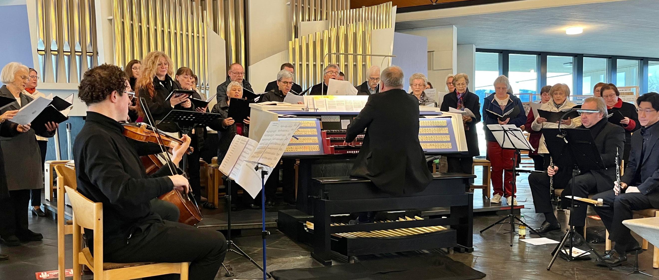 Uraufführung der „Sankt Nikolaus-Messe“ in der Pfarrkirche Konz: Seinen Kirchenchor St. Nikolaus hat Regionalkantor  Karl-Ludwig Kreutz bei der Komposition des Werks aktiv mit einbezogen.