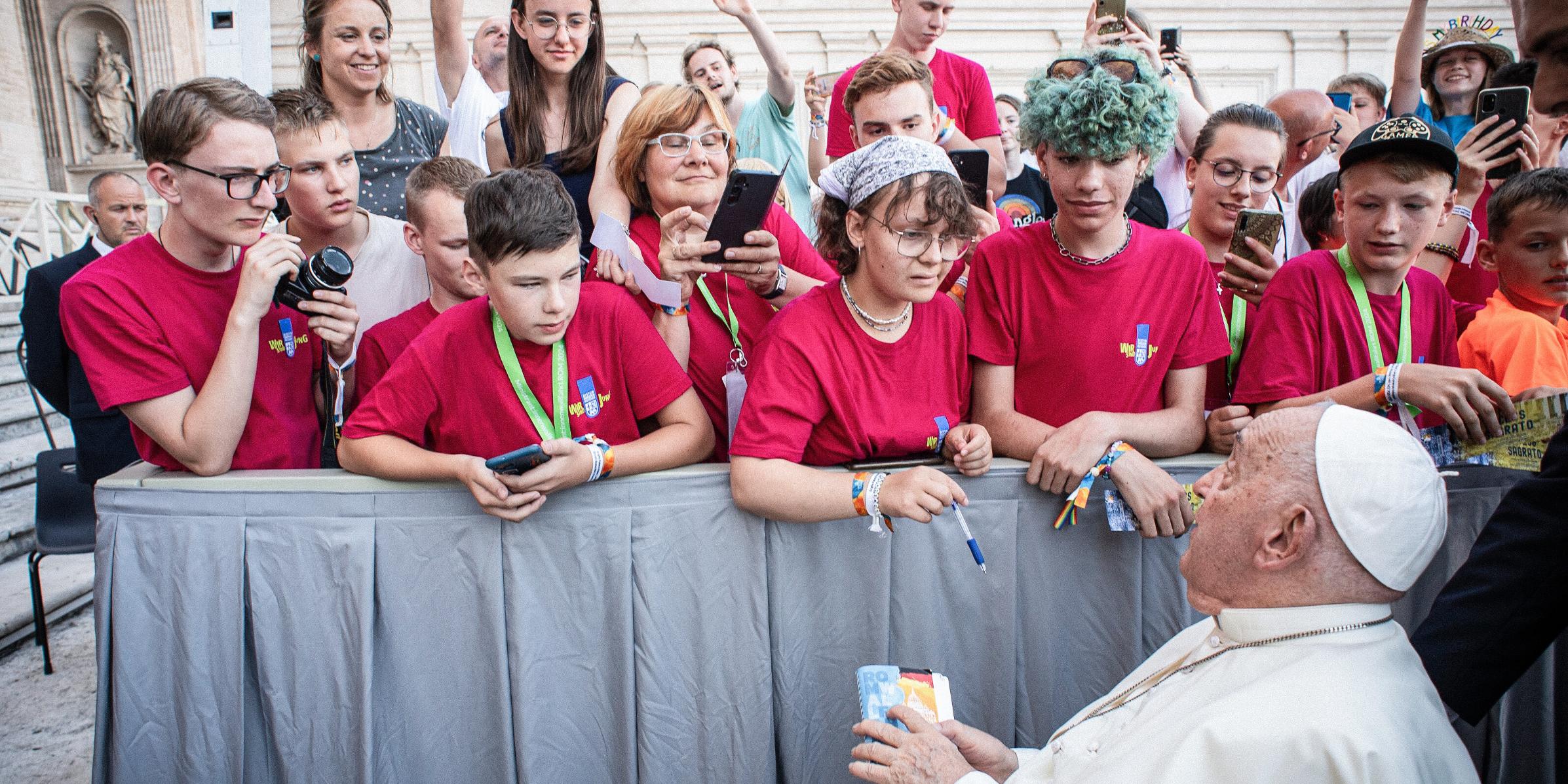 Papst Franziskus spricht mit Ministranten aus Deutschland am 30. Juli im Vatikan.