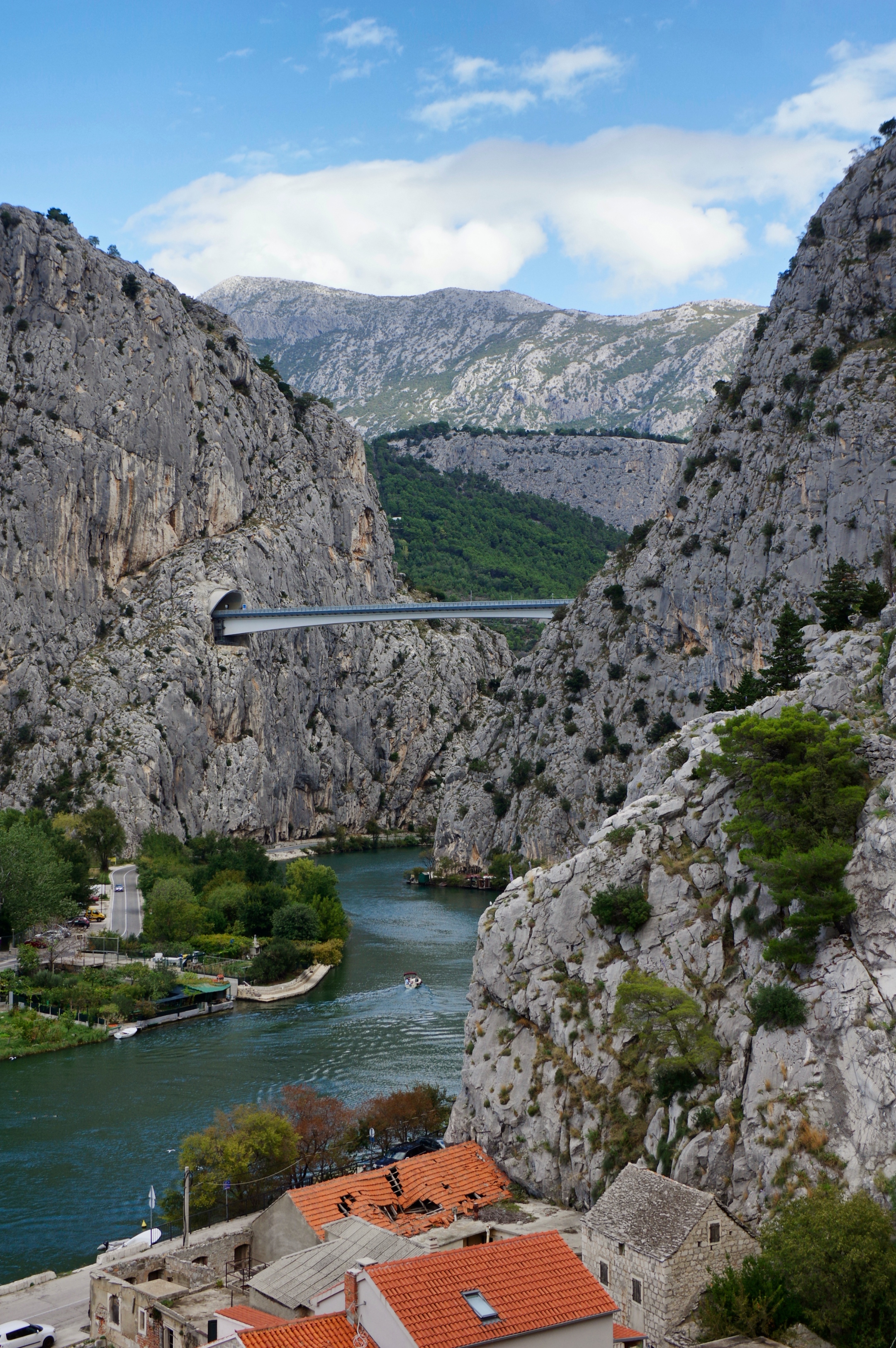 Aussicht von der Festung Mirabela in Omiš auf die Schlucht des Flusses Cetina mit der modernen Autobahnbrücke