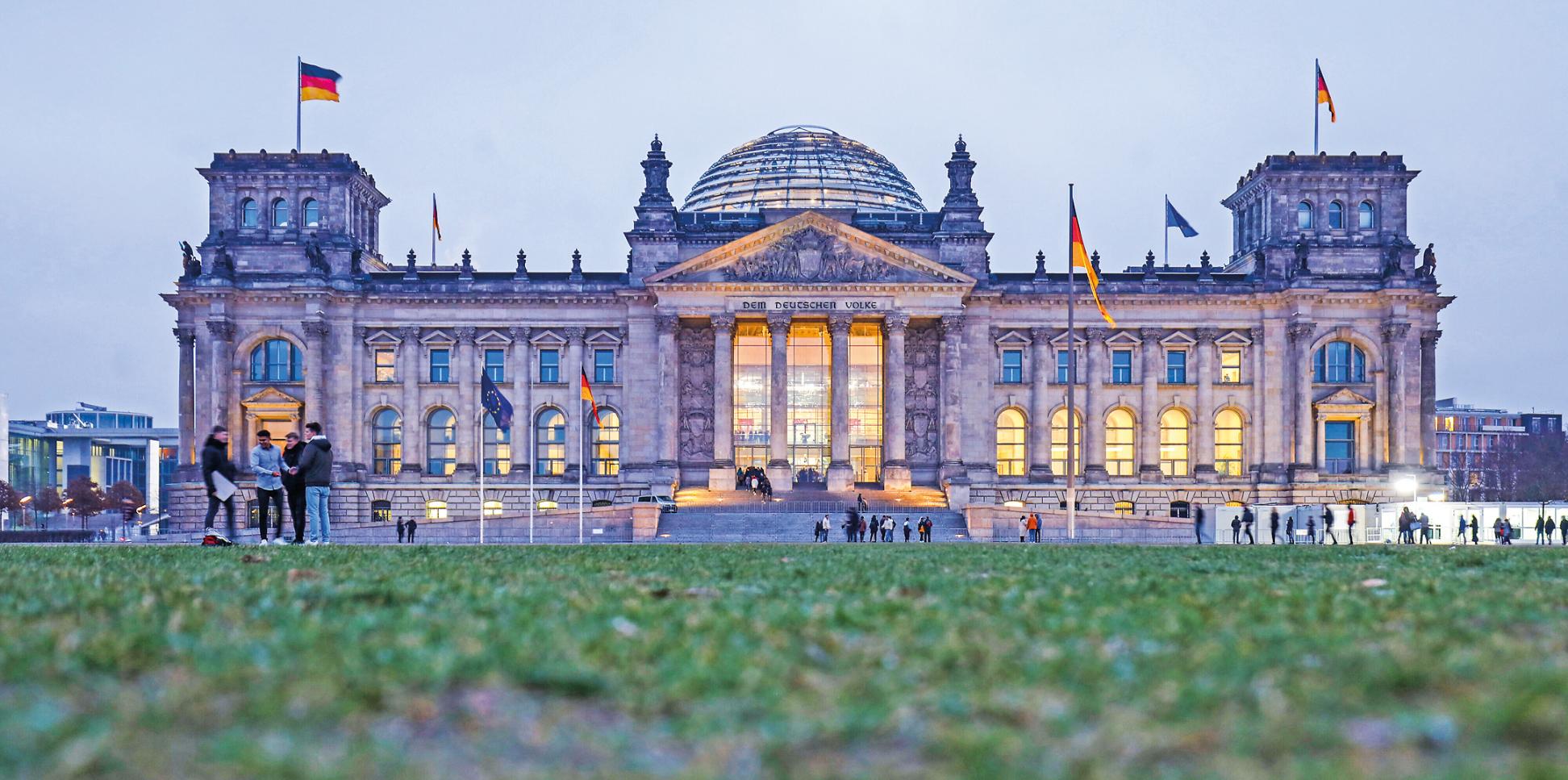 Vor 75 Jahren hat sich der erste Deutsche Bundestag (Foto: Reichstag) zur ersten Sitzung getroffen.