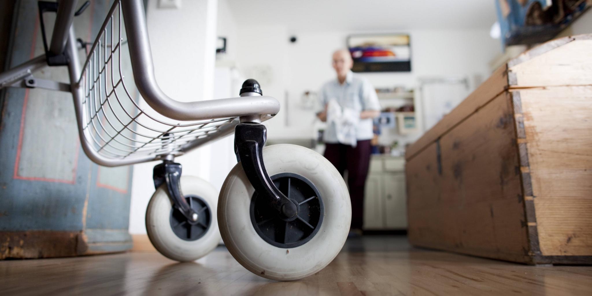 Plötzlich steht der Rollator in der Wohnung. Wer diese Hilfe als Chance begreift, erhält wieder Freiraum.