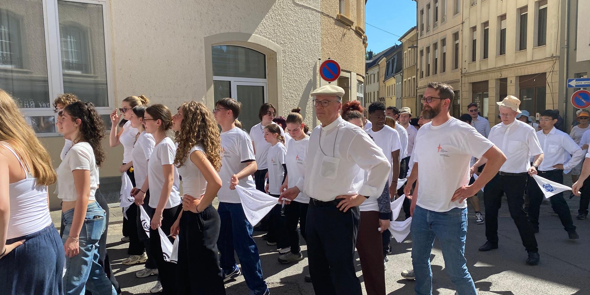 Auch Bischof Stephan Ackermann hat sich unter die Pilger gemischt, um springend durch die Straßen von Echternach zu ziehen. (c) Luca Peranni Auch Bischof Stephan Ackermann hat sich unter die Pilger gemischt, um springend durch die Straßen von Echternach zu ziehen.