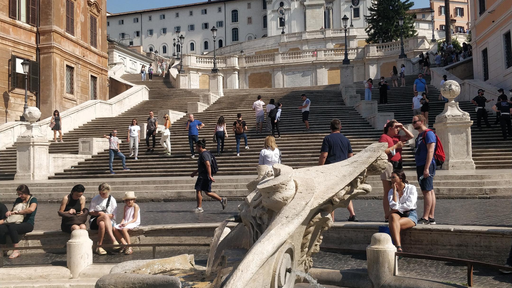 Für die Spanische Treppe wurde 2018 ein 'Verweilverbot' erlassen, um das Müll-Problem in den Griff zu bekommen. Auf den Stufen zu sitzen ist untersagt.