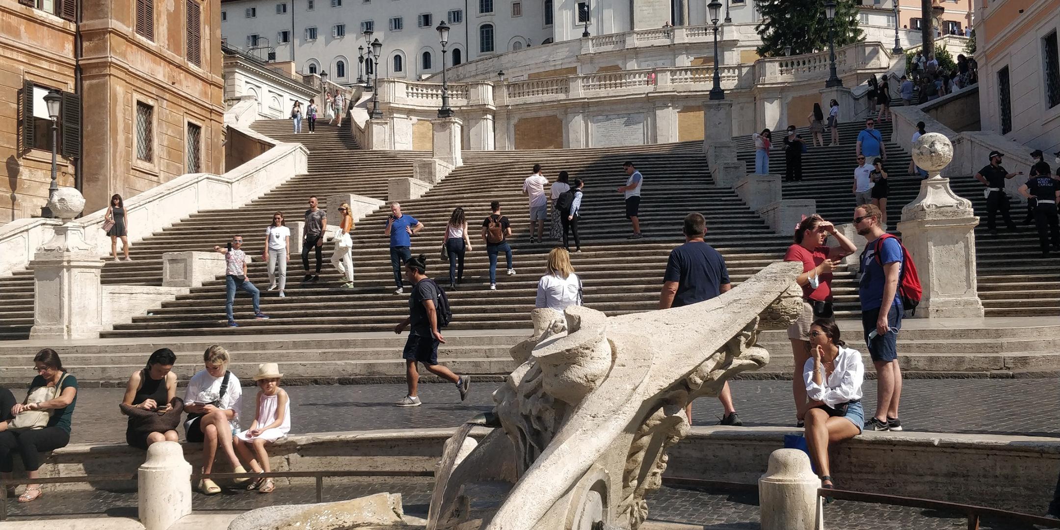 Für die Spanische Treppe wurde 2018 ein 'Verweilverbot' erlassen, um das Müll-Problem in den Griff zu bekommen. Auf den Stufen zu sitzen ist untersagt.