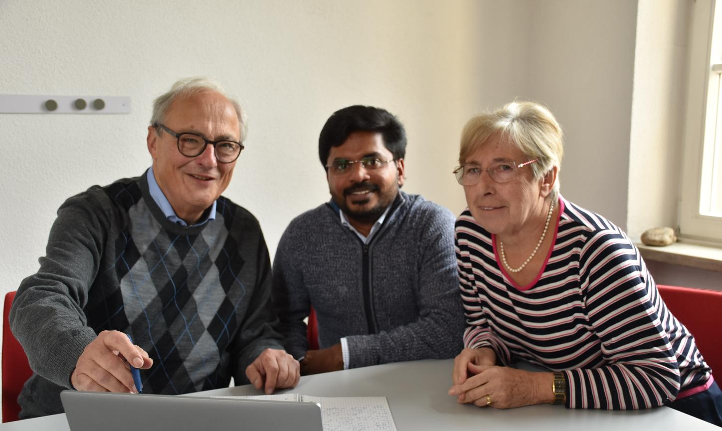 Freude an der deutschen Sprache verbindet Pater Thomas (Mitte) mit seinen Sprachpaten Christel und Michael Born.