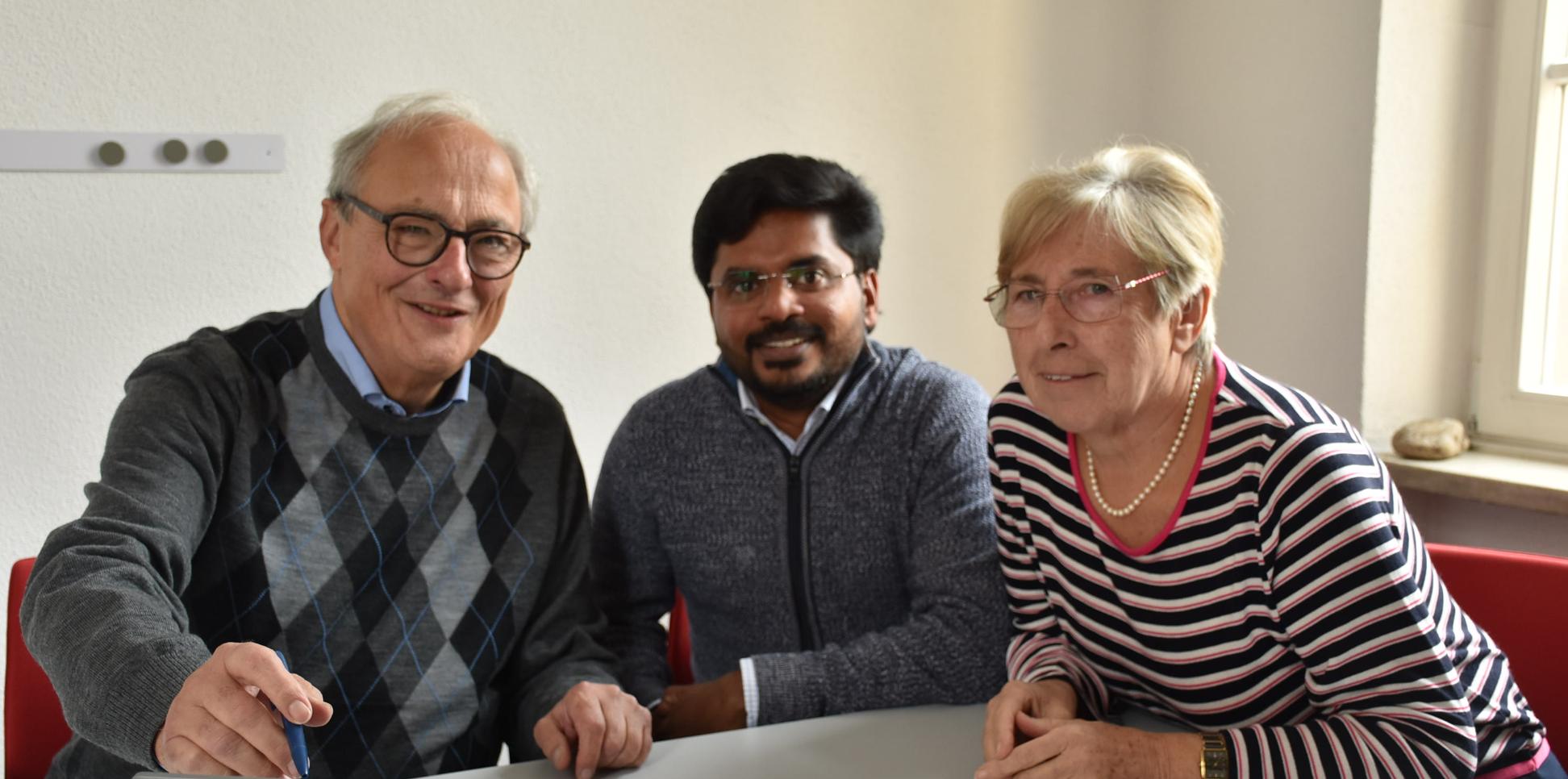 Freude an der deutschen Sprache verbindet Pater Thomas (Mitte) mit seinen Sprachpaten Christel und Michael Born.