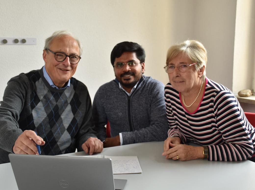 Freude an der deutschen Sprache verbindet Pater Thomas (Mitte) mit seinen Sprachpaten Christel und Michael Born.