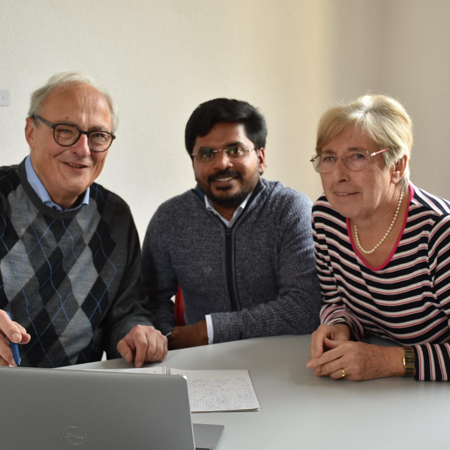 Freude an der deutschen Sprache verbindet Pater Thomas (Mitte) mit seinen Sprachpaten Christel und Michael Born.