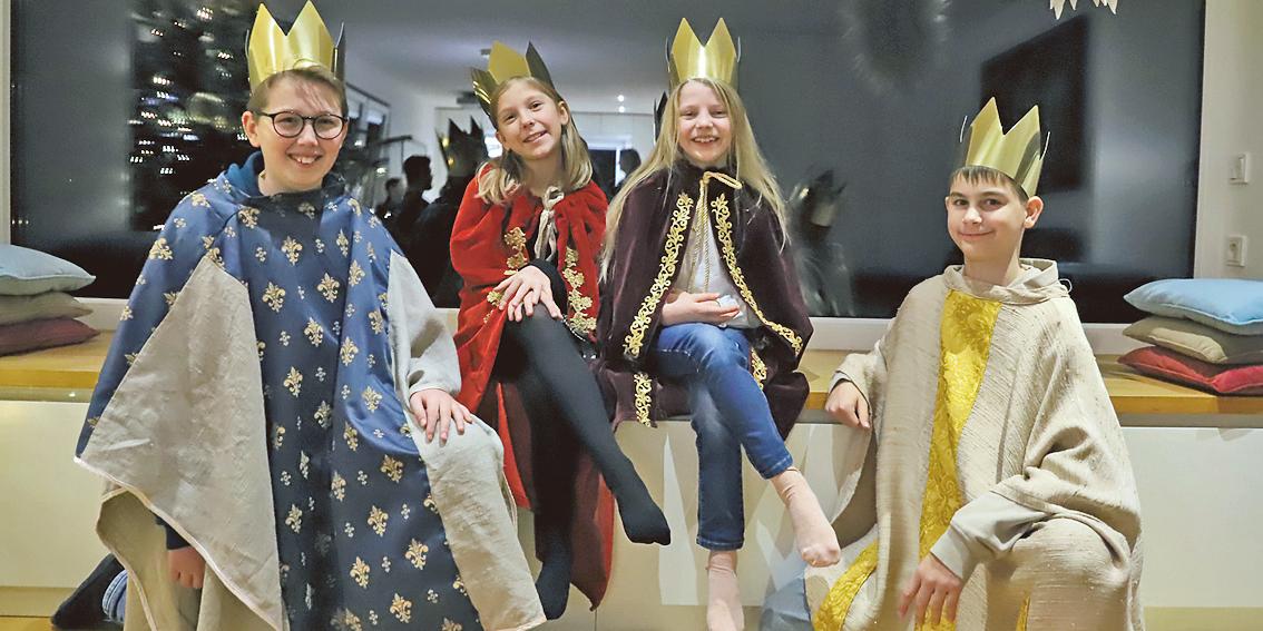 Die Sternsinger Johannes, Amelie, Elsa und Felix (von links) aus der Pfarrei Heilige Edith Stein vertreten das Bistum im Bundeskanzleramt.